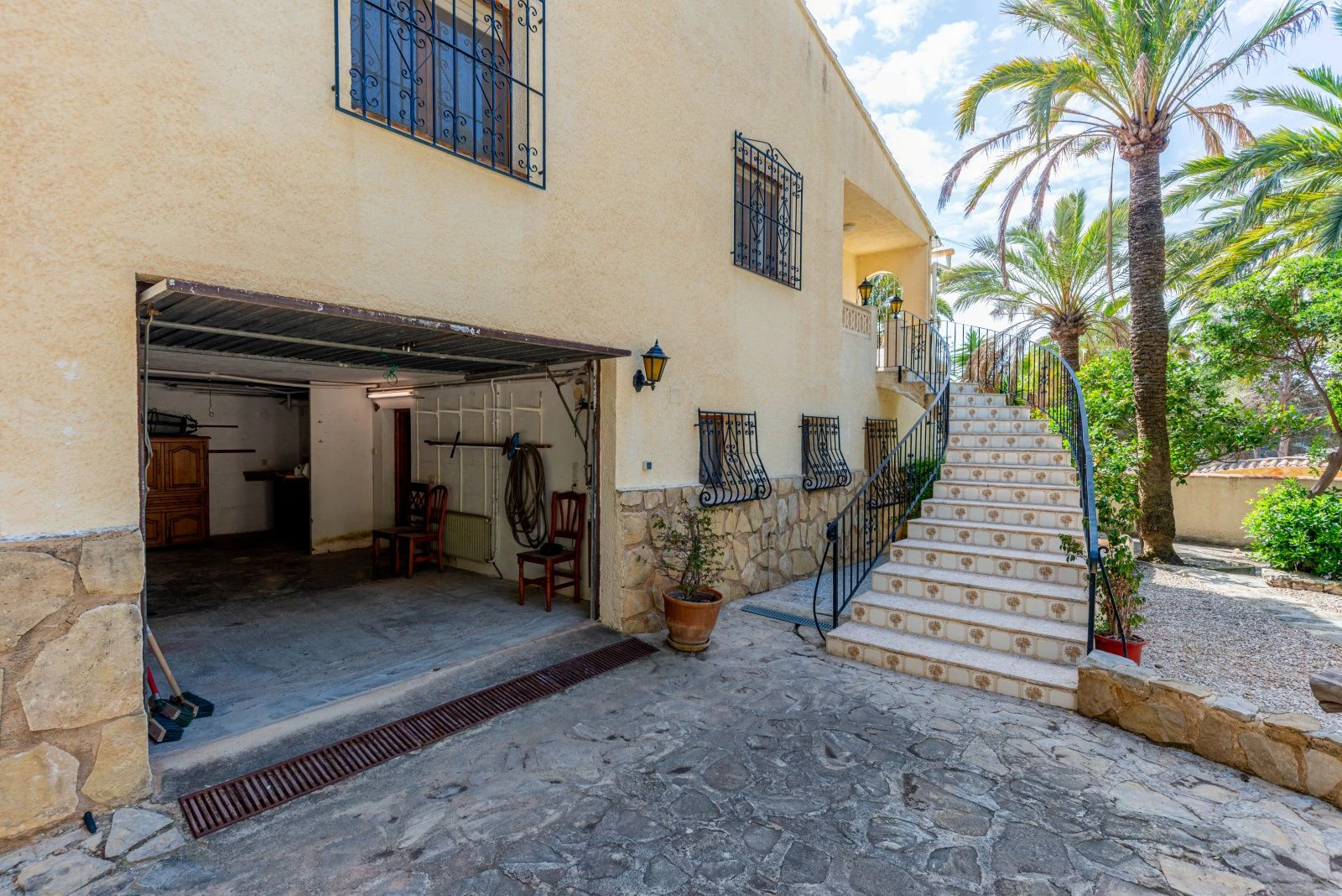 Villa con mucho potencial, privacidad, vistas abiertas y sol todo el día