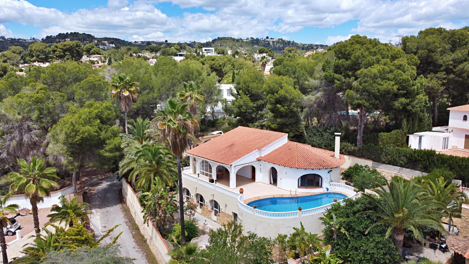 Villa con mucho potencial, privacidad, vistas abiertas y sol todo el día
