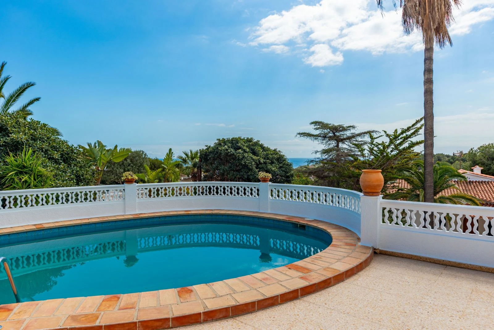 Villa con mucho potencial, privacidad, vistas abiertas y sol todo el día