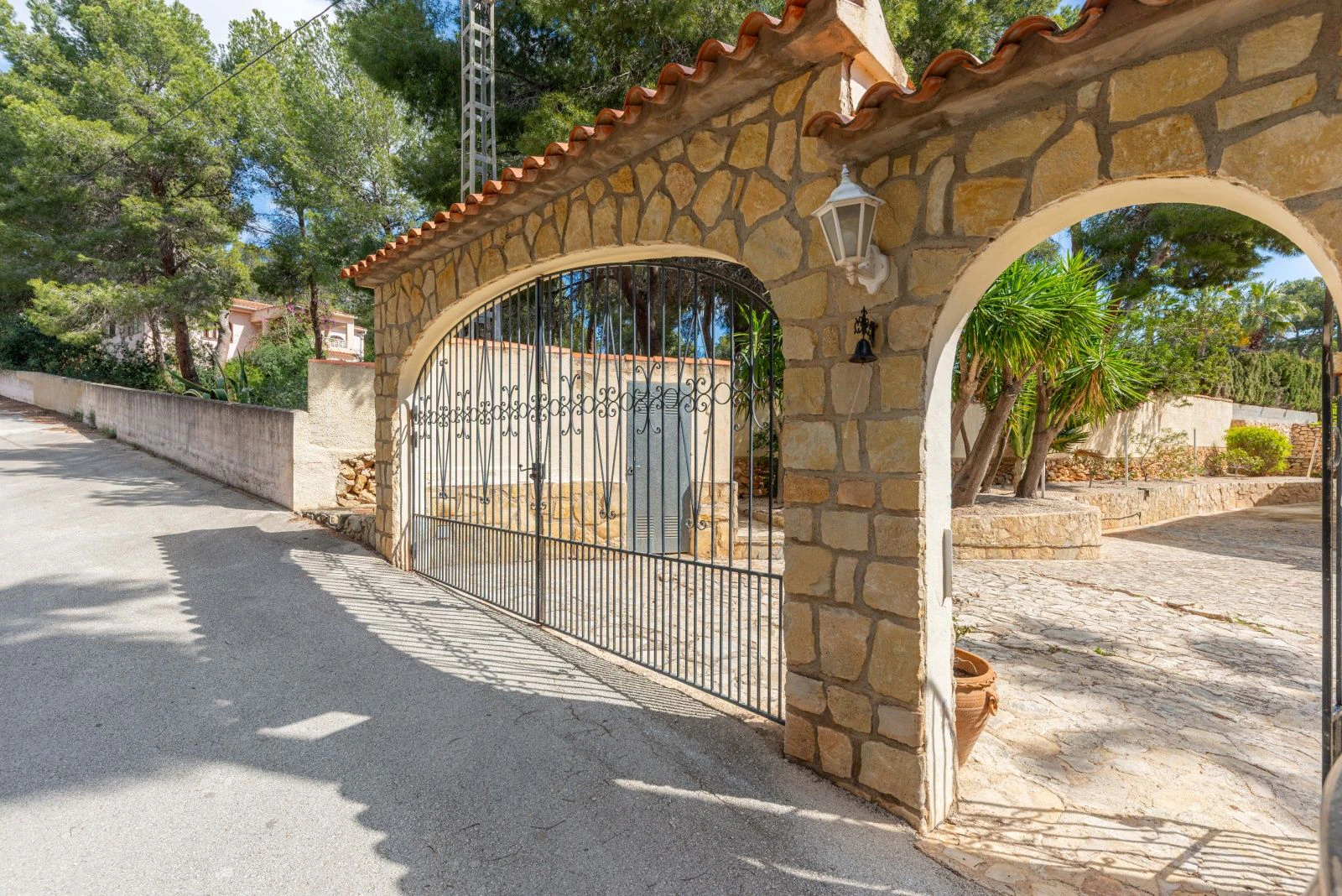 Villa con mucho potencial, privacidad, vistas abiertas y sol todo el día