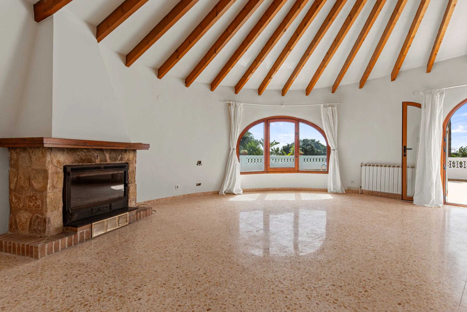 Villa con mucho potencial, privacidad, vistas abiertas y sol todo el día