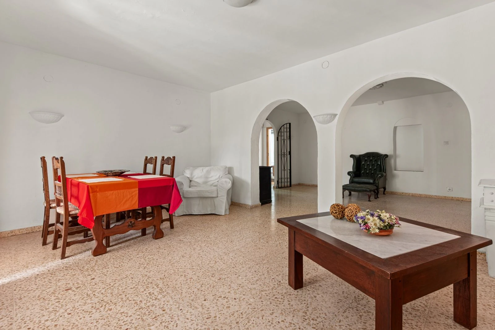 Villa con mucho potencial, privacidad, vistas abiertas y sol todo el día