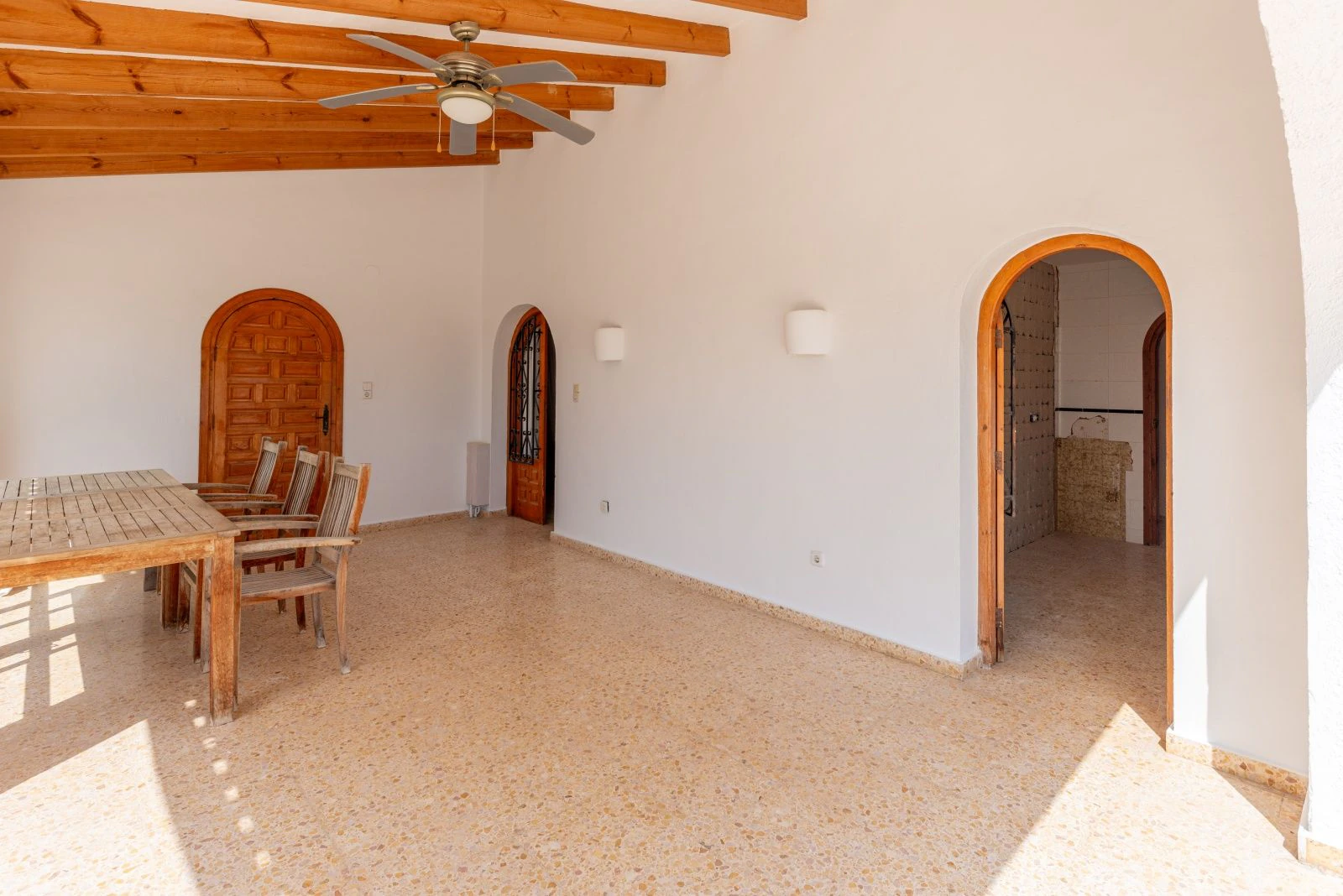 Villa con mucho potencial, privacidad, vistas abiertas y sol todo el día