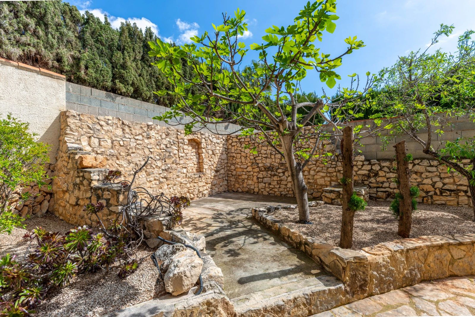 Villa con mucho potencial, privacidad, vistas abiertas y sol todo el día