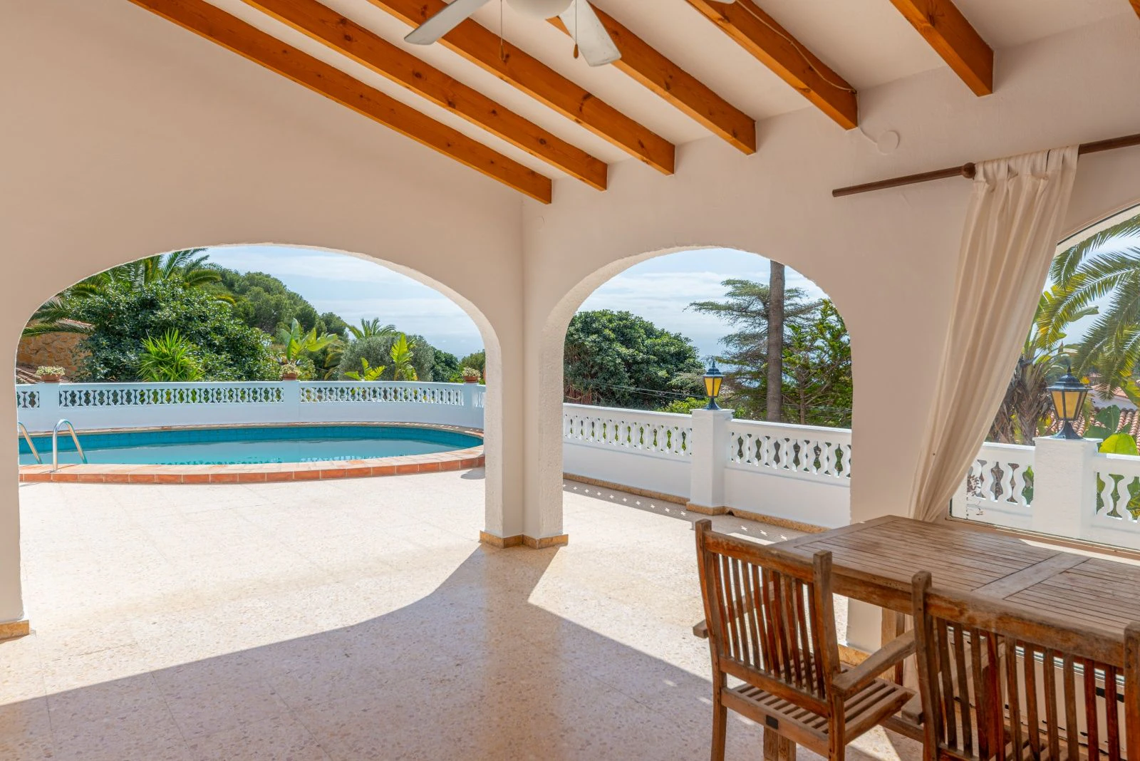 Villa con mucho potencial, privacidad, vistas abiertas y sol todo el día