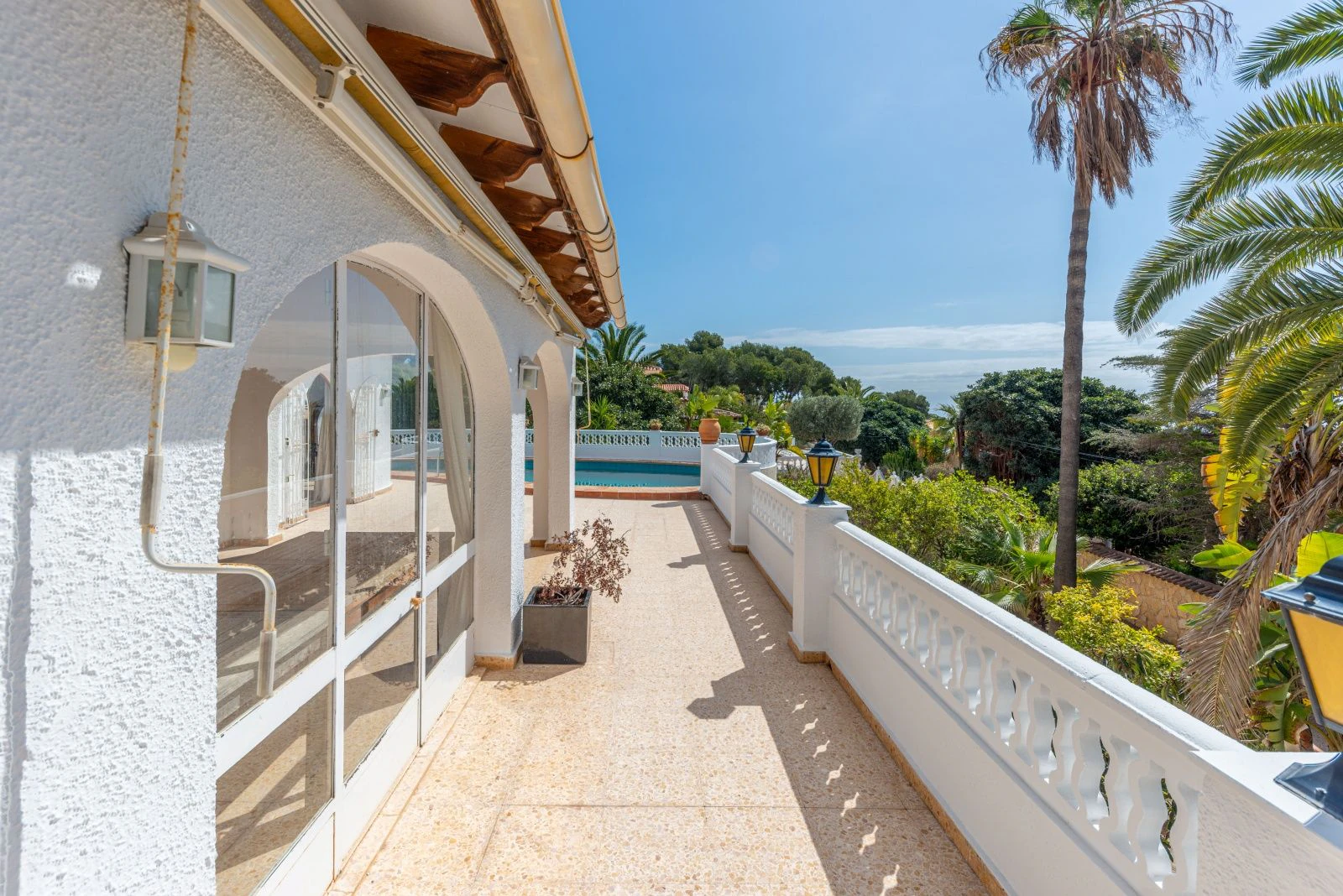 Villa con mucho potencial, privacidad, vistas abiertas y sol todo el día