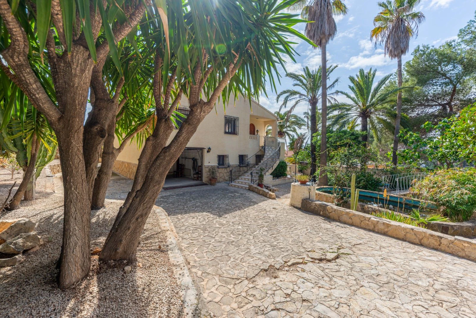 Villa con mucho potencial, privacidad, vistas abiertas y sol todo el día
