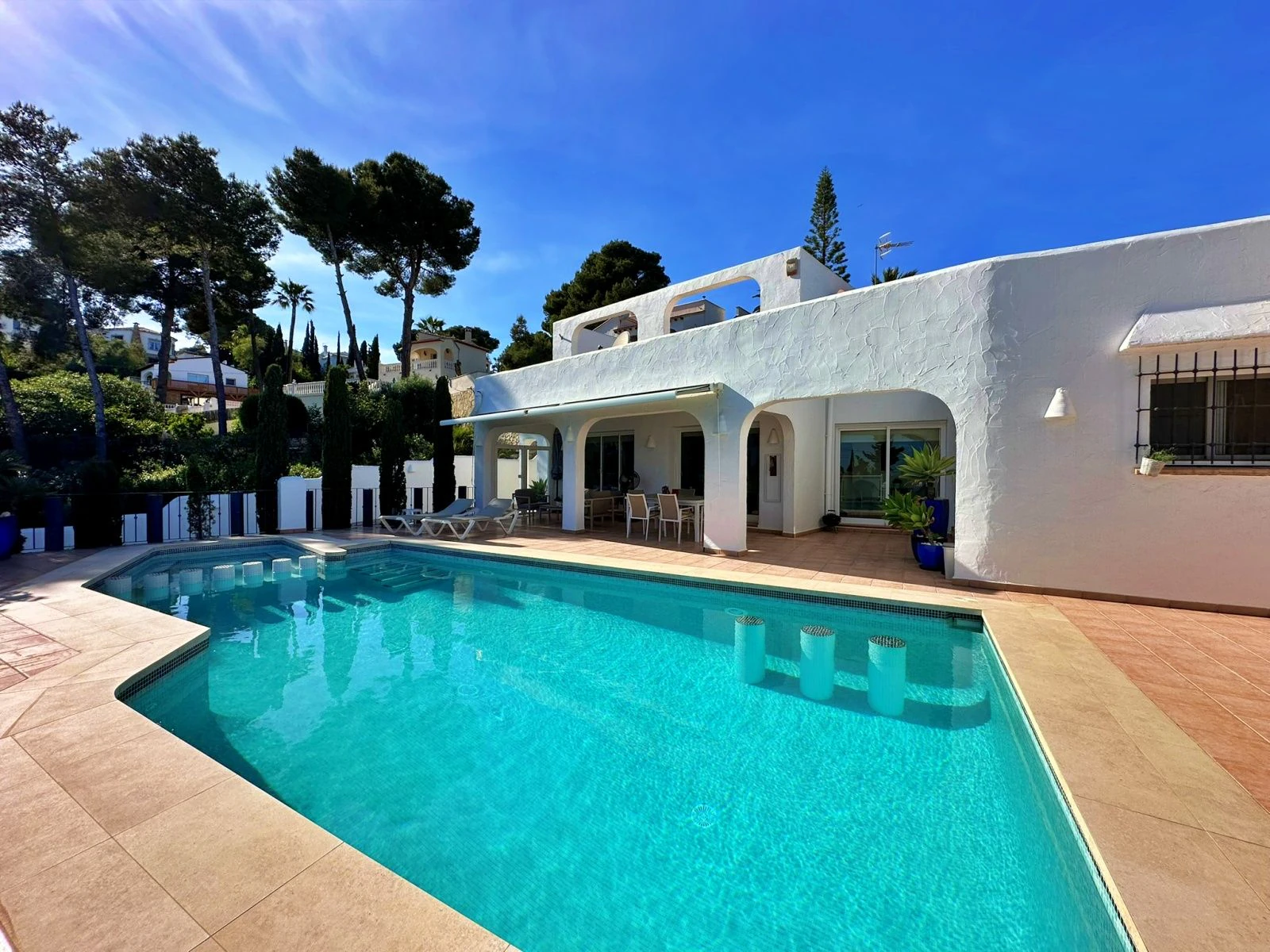 Villa con dos viviendas independientes, bonitas vistas al mar y a un paso de Moraira