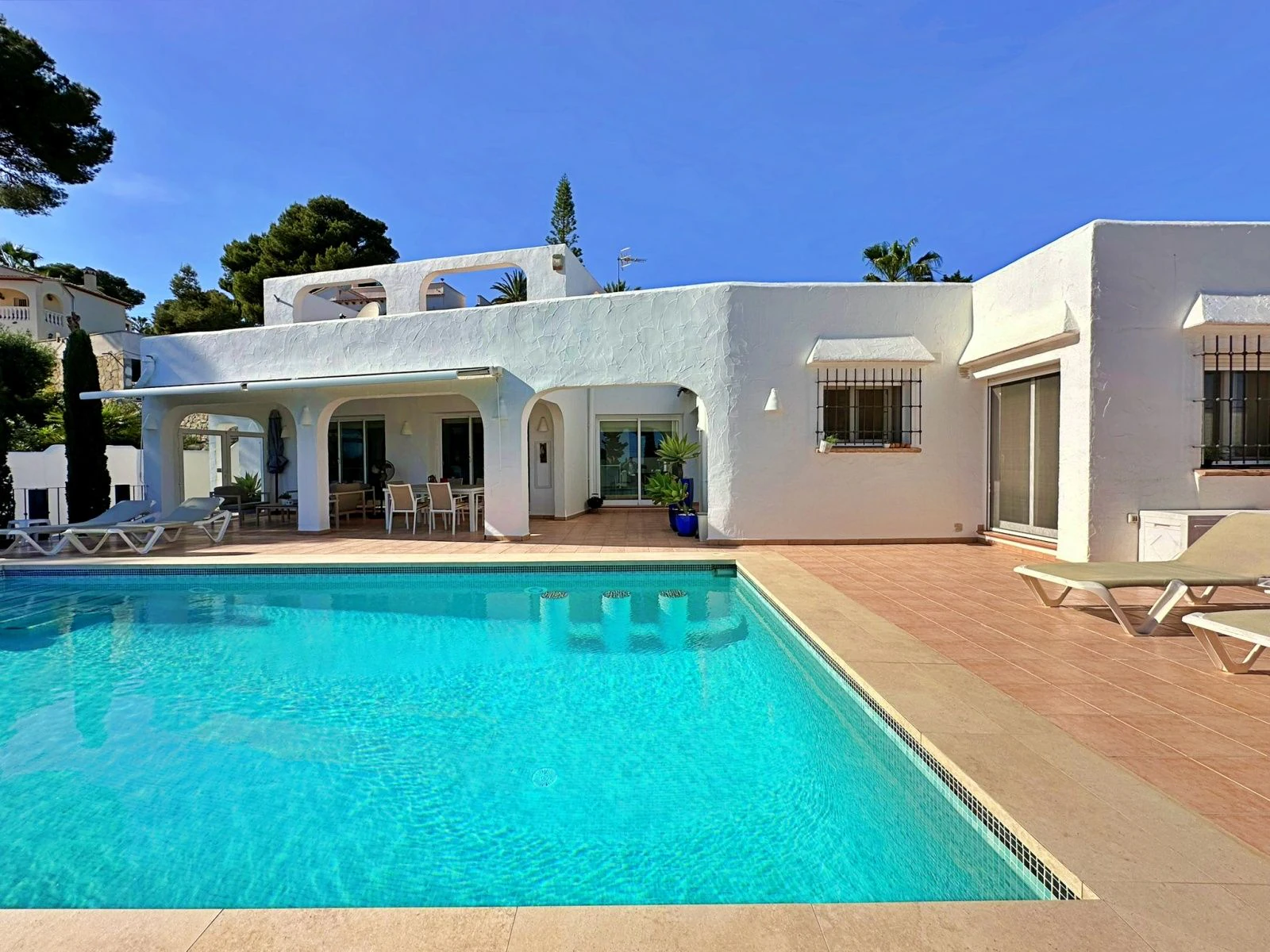 Villa con dos viviendas independientes, bonitas vistas al mar y a un paso de Moraira