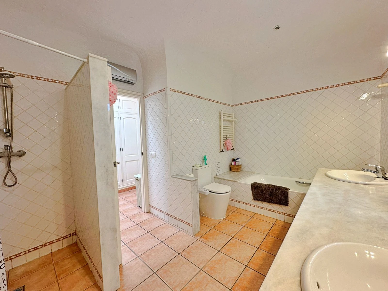 Villa con dos viviendas independientes, bonitas vistas al mar y a un paso de Moraira
