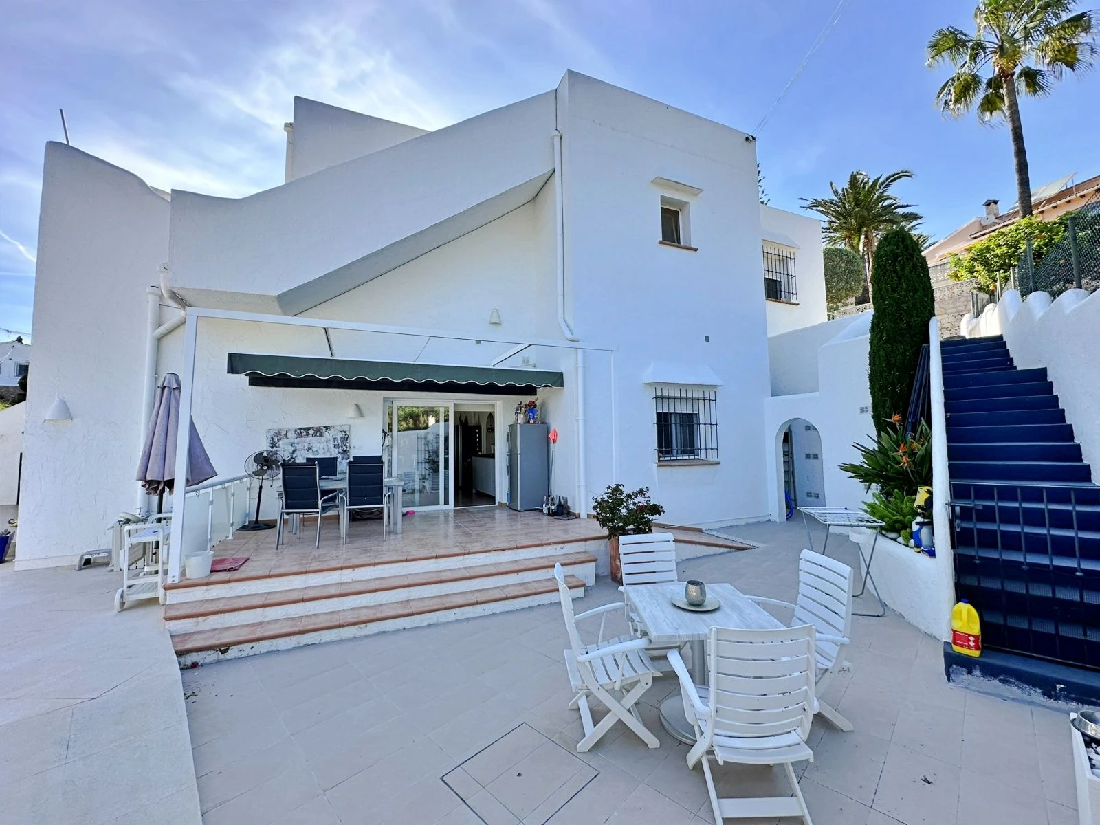 Villa con dos viviendas independientes, bonitas vistas al mar y a un paso de Moraira