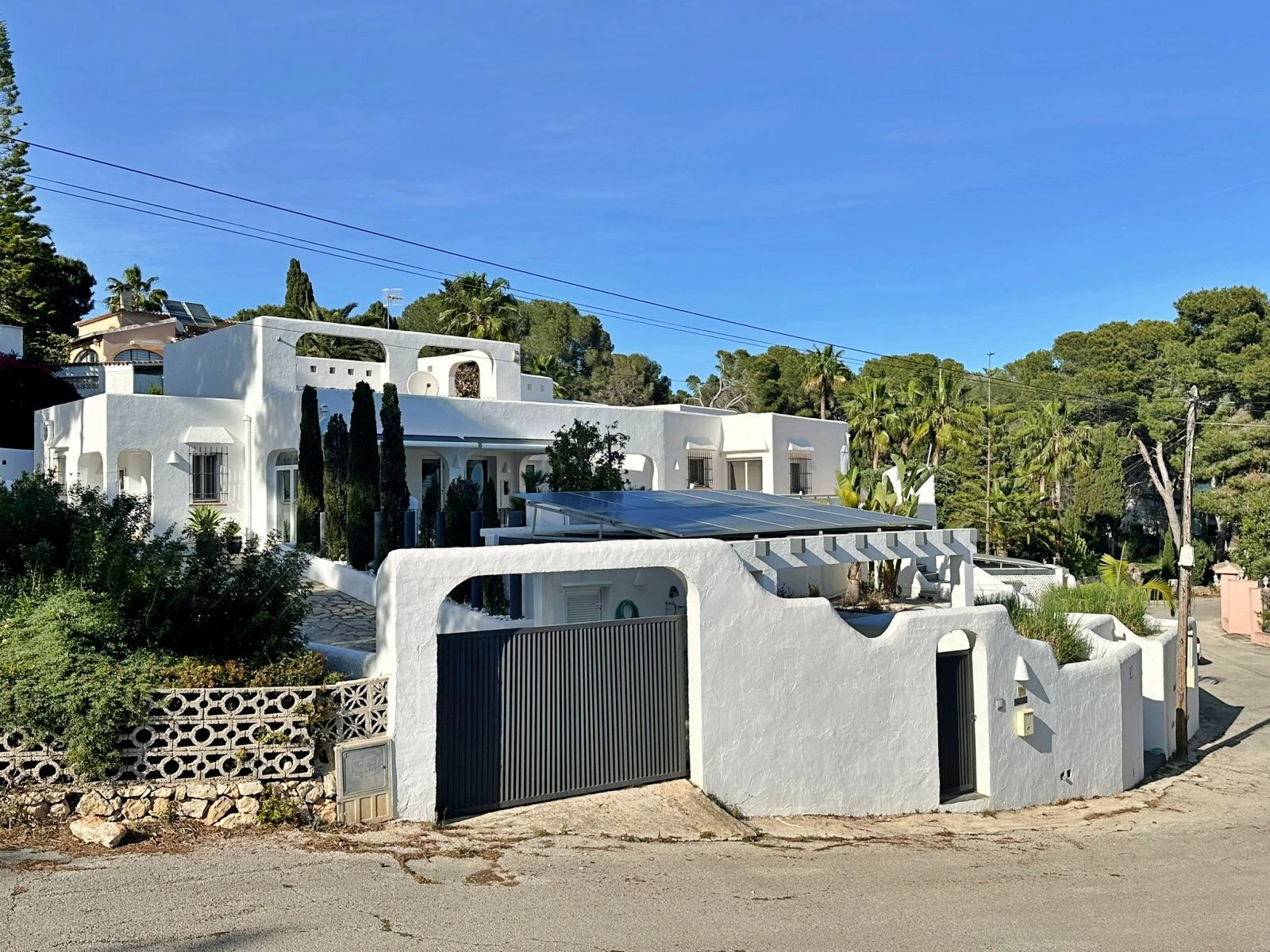 Villa con dos viviendas independientes, bonitas vistas al mar y a un paso de Moraira
