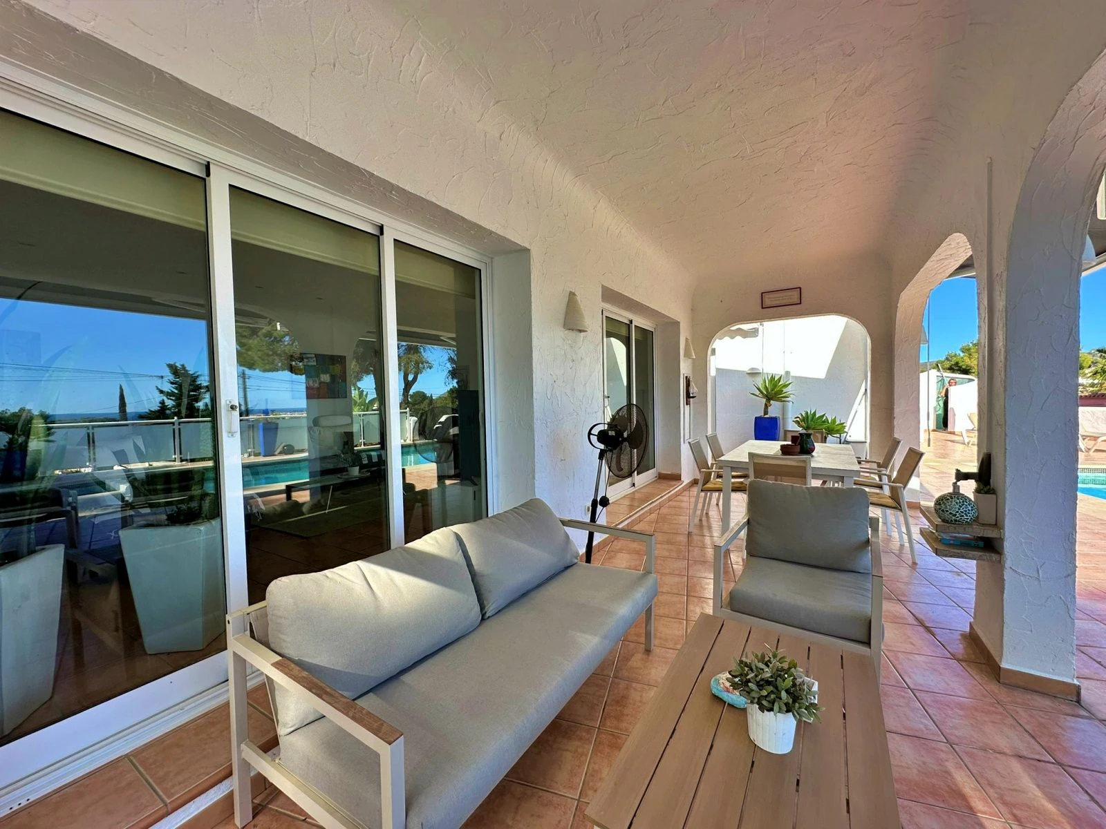 Villa con dos viviendas independientes, bonitas vistas al mar y a un paso de Moraira