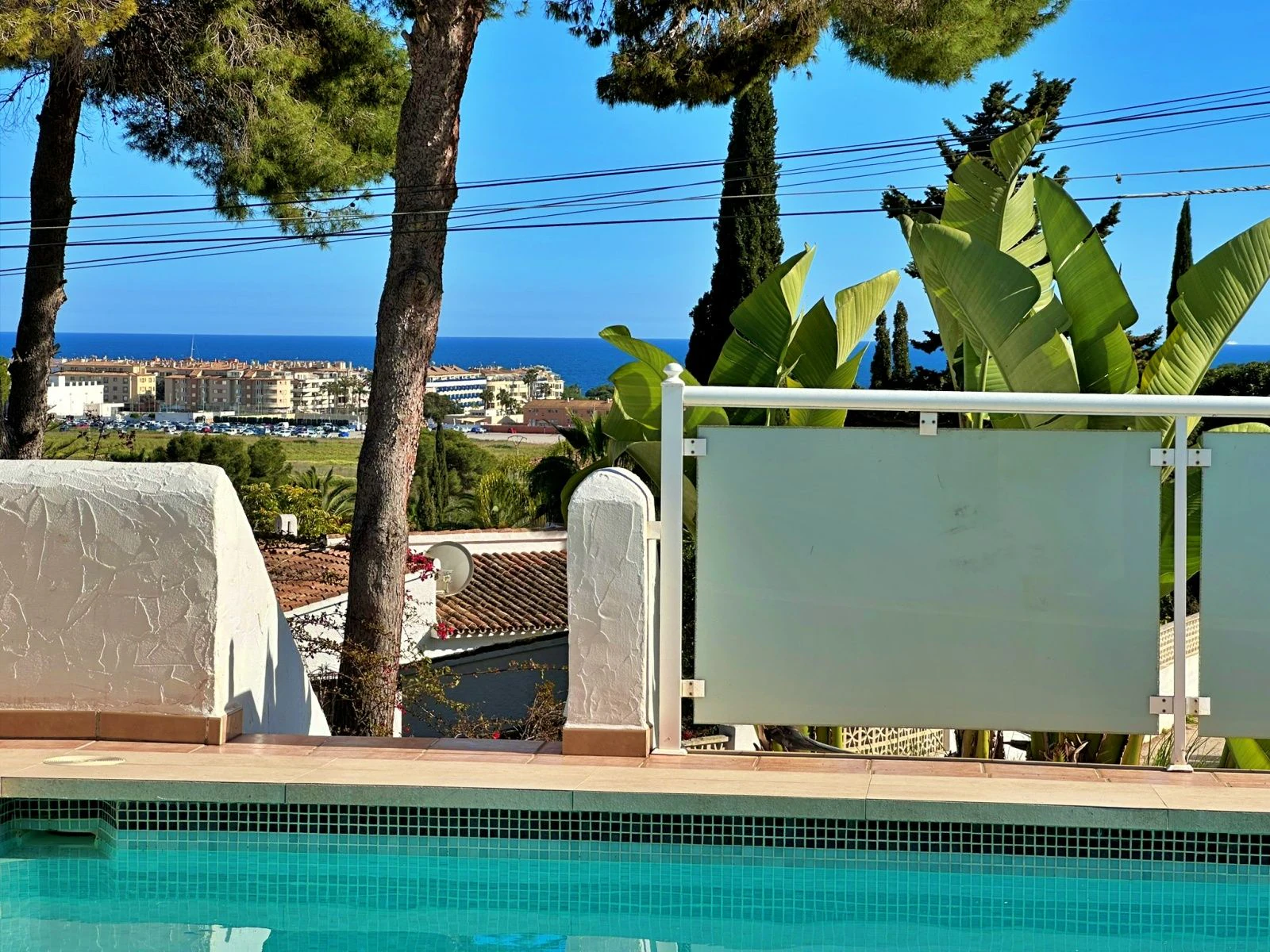 Villa con dos viviendas independientes, bonitas vistas al mar y a un paso de Moraira