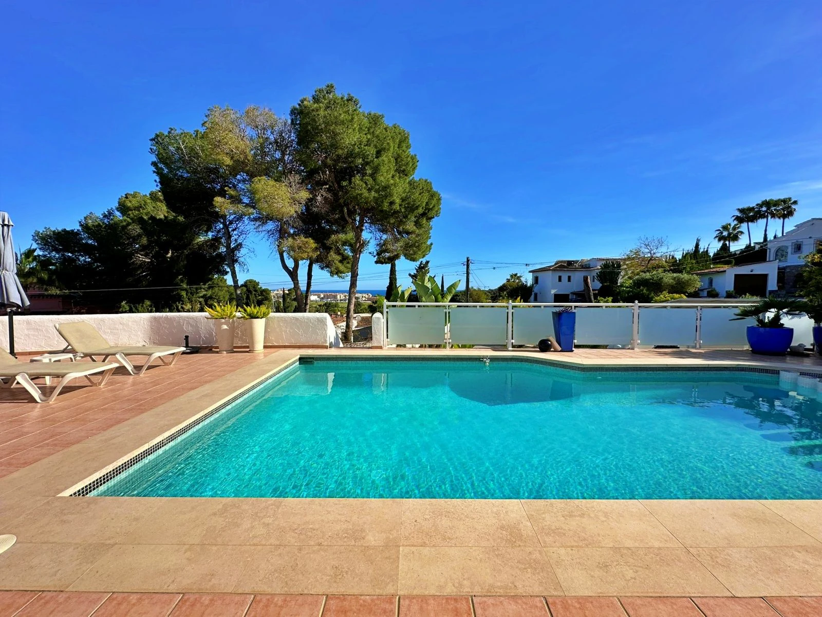 Villa con dos viviendas independientes, bonitas vistas al mar y a un paso de Moraira