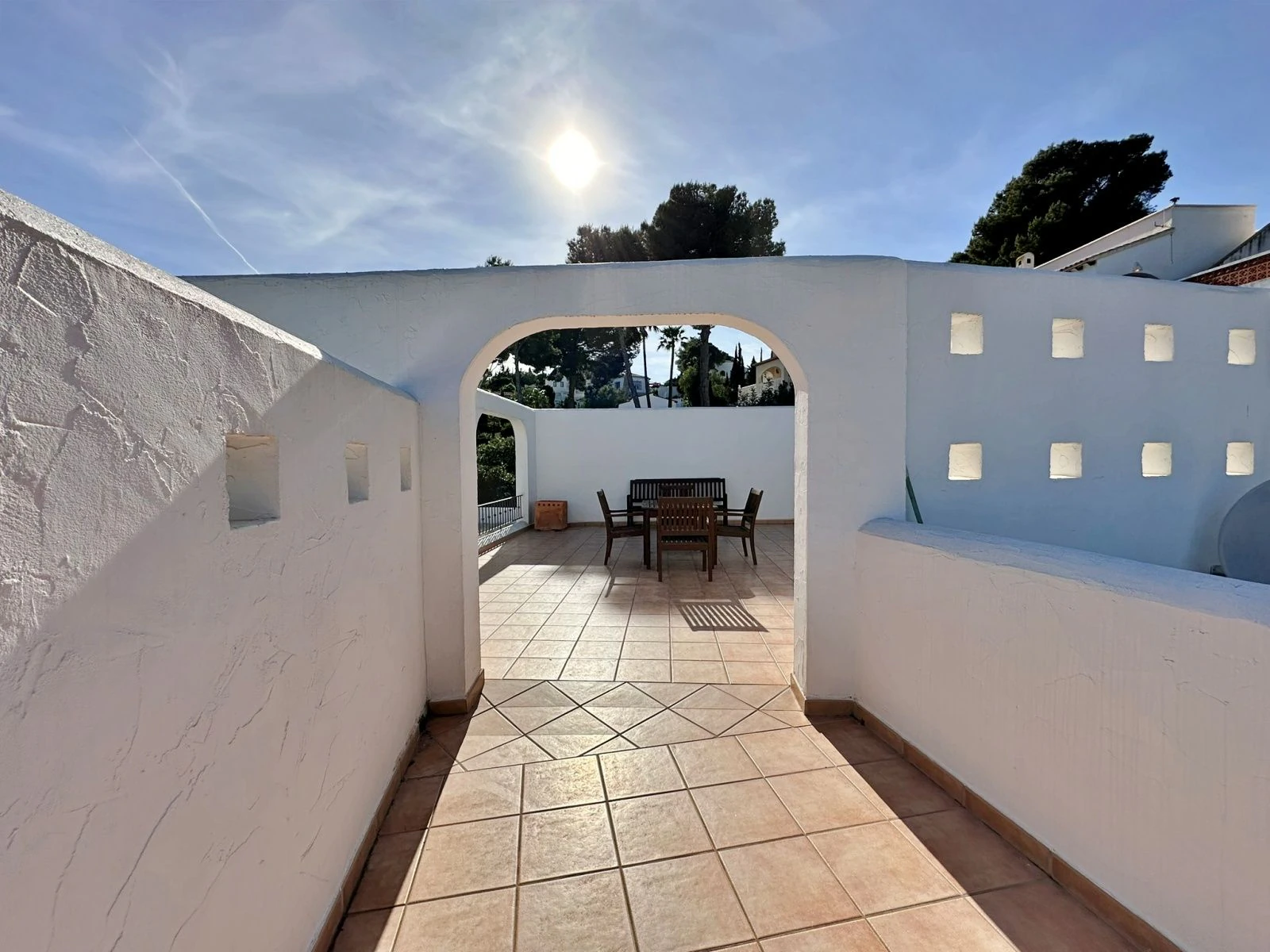 Villa con dos viviendas independientes, bonitas vistas al mar y a un paso de Moraira
