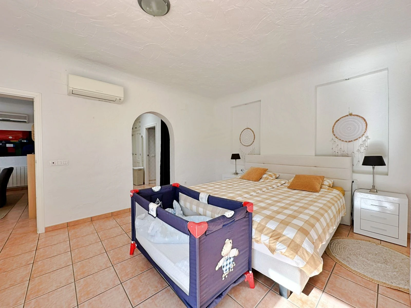 Villa con dos viviendas independientes, bonitas vistas al mar y a un paso de Moraira