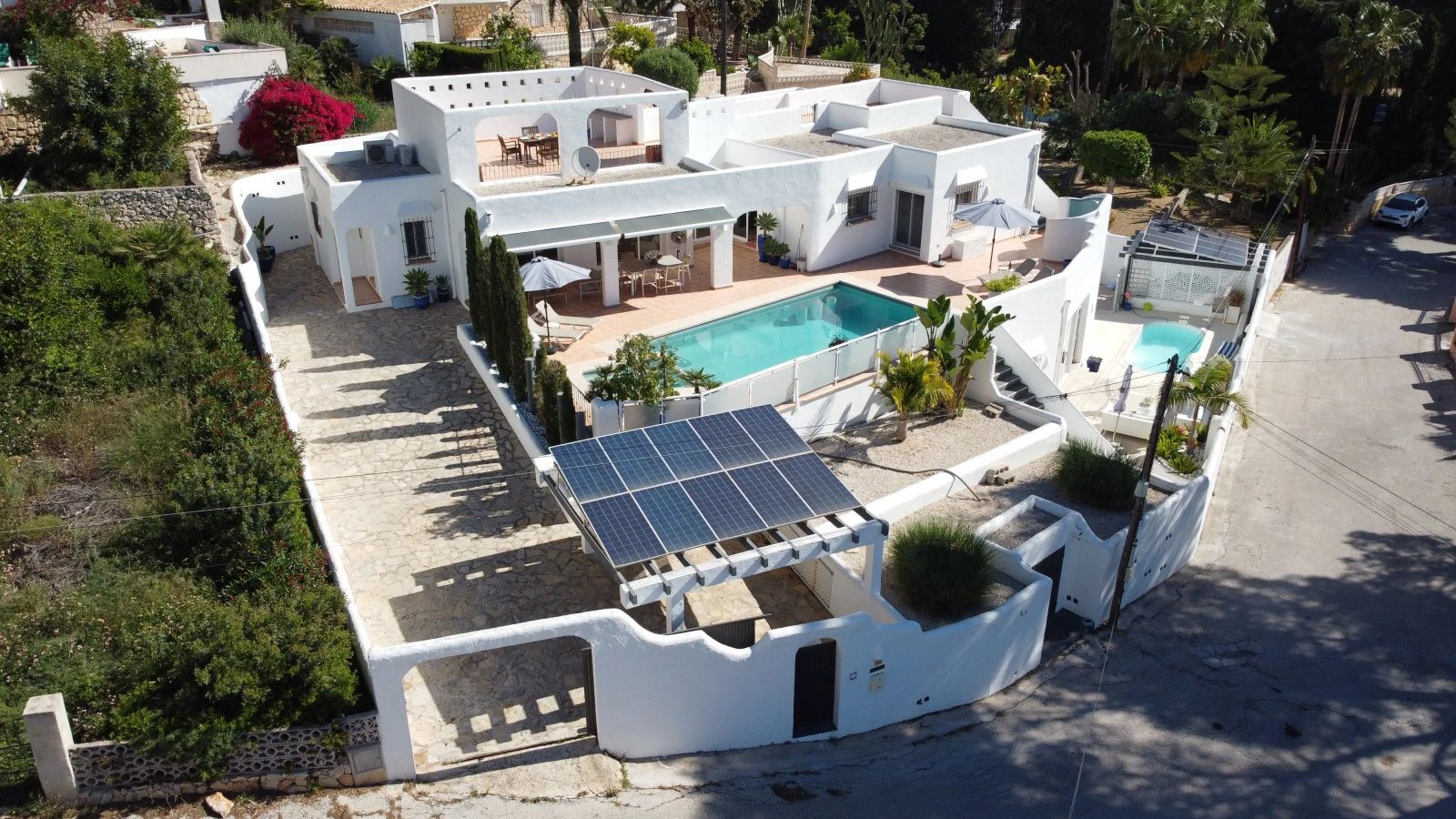 Villa con dos viviendas independientes, bonitas vistas al mar y a un paso de Moraira