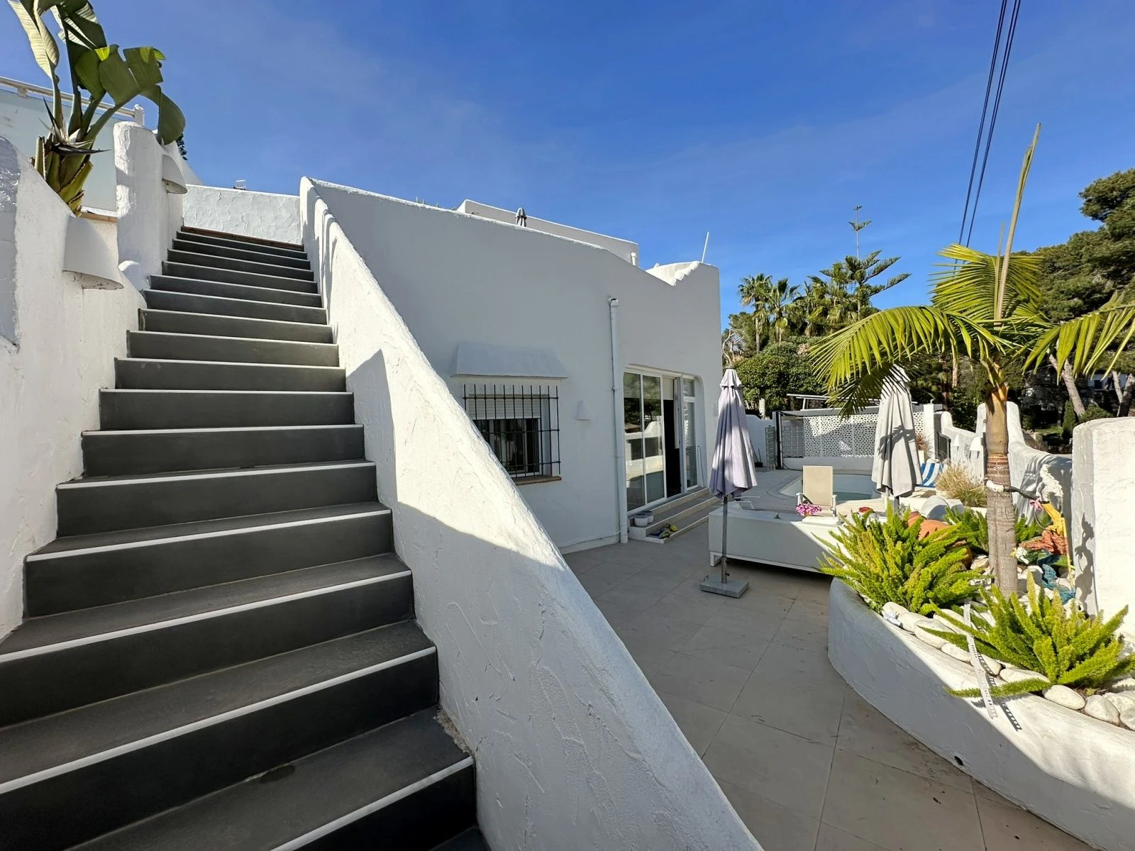 Villa con dos viviendas independientes, bonitas vistas al mar y a un paso de Moraira