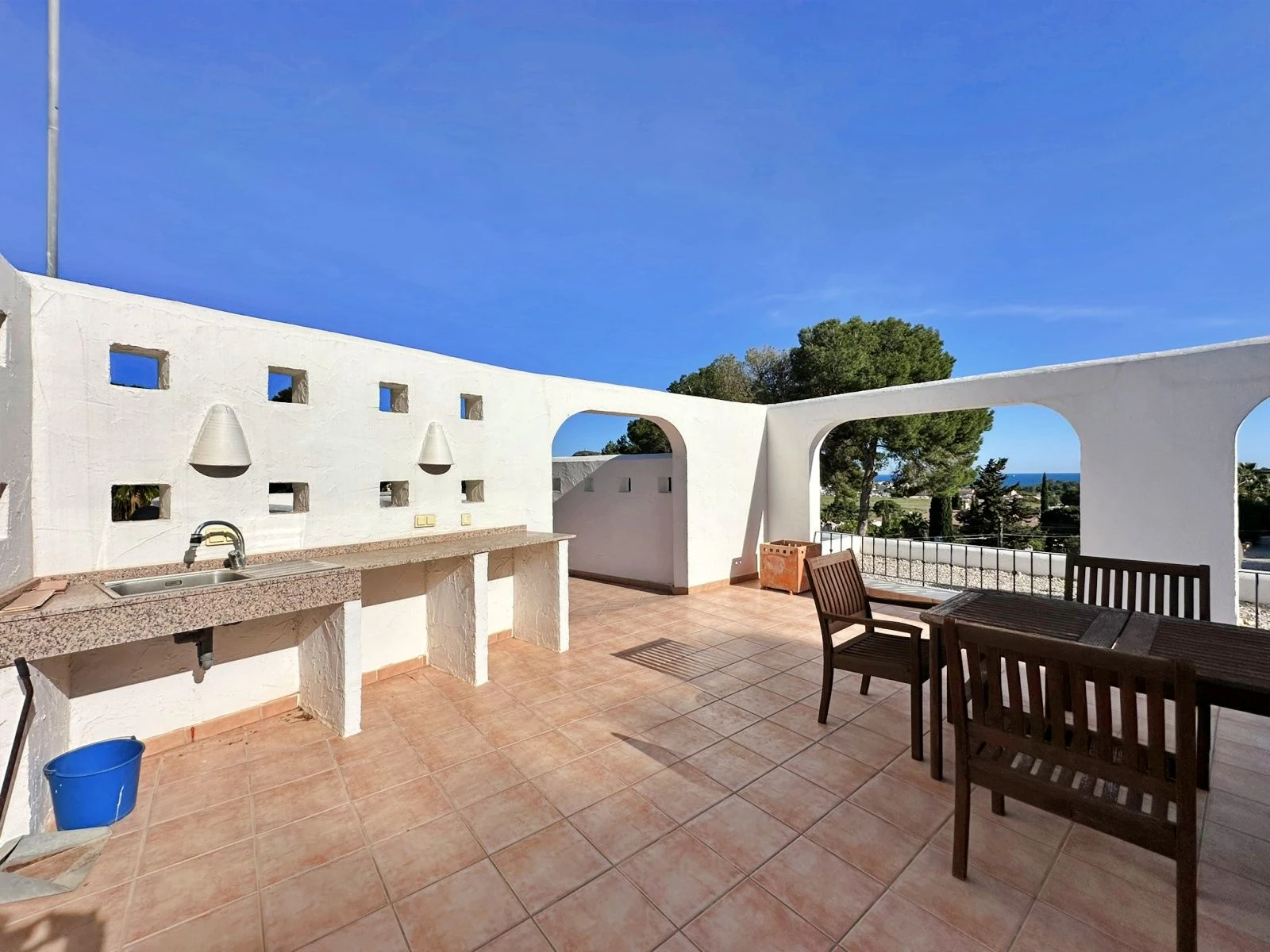 Villa con dos viviendas independientes, bonitas vistas al mar y a un paso de Moraira