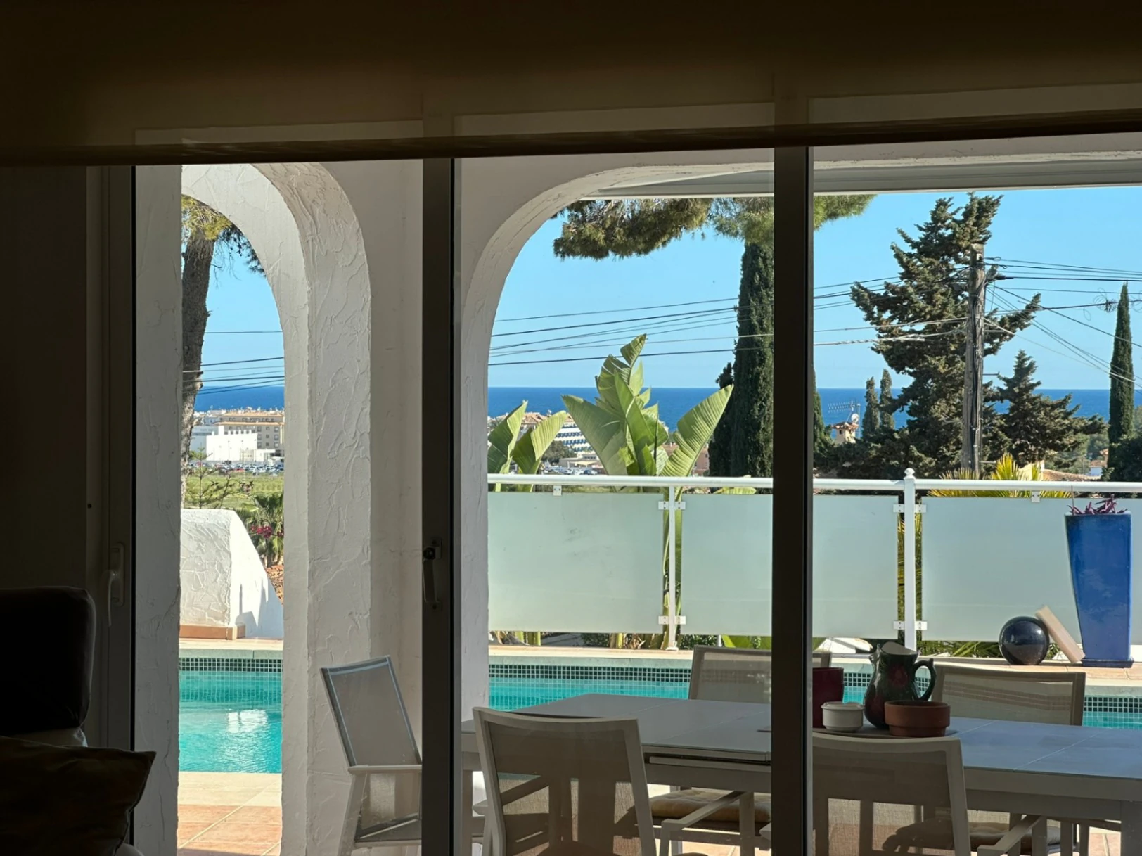 Villa con dos viviendas independientes, bonitas vistas al mar y a un paso de Moraira