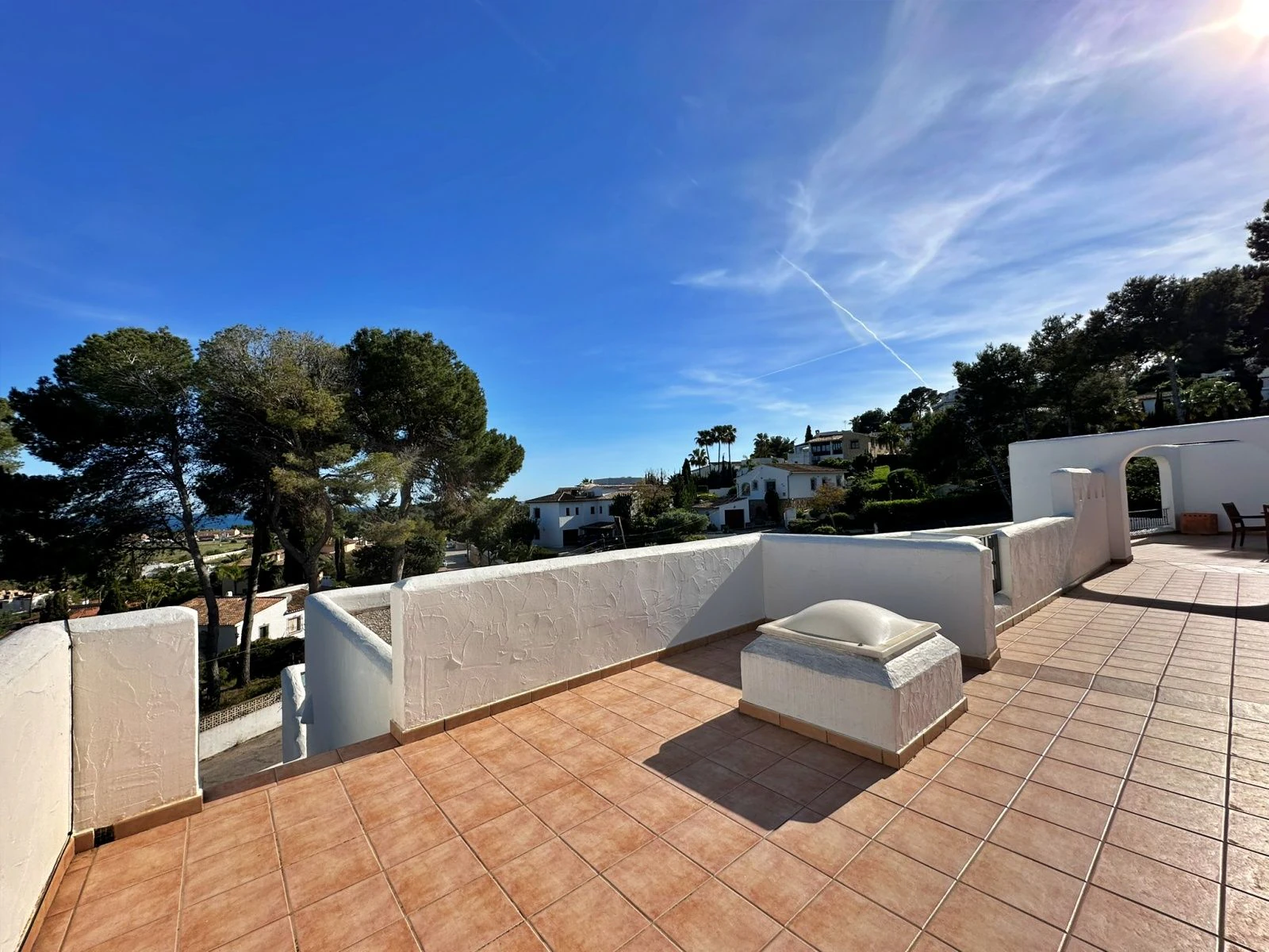Villa con dos viviendas independientes, bonitas vistas al mar y a un paso de Moraira