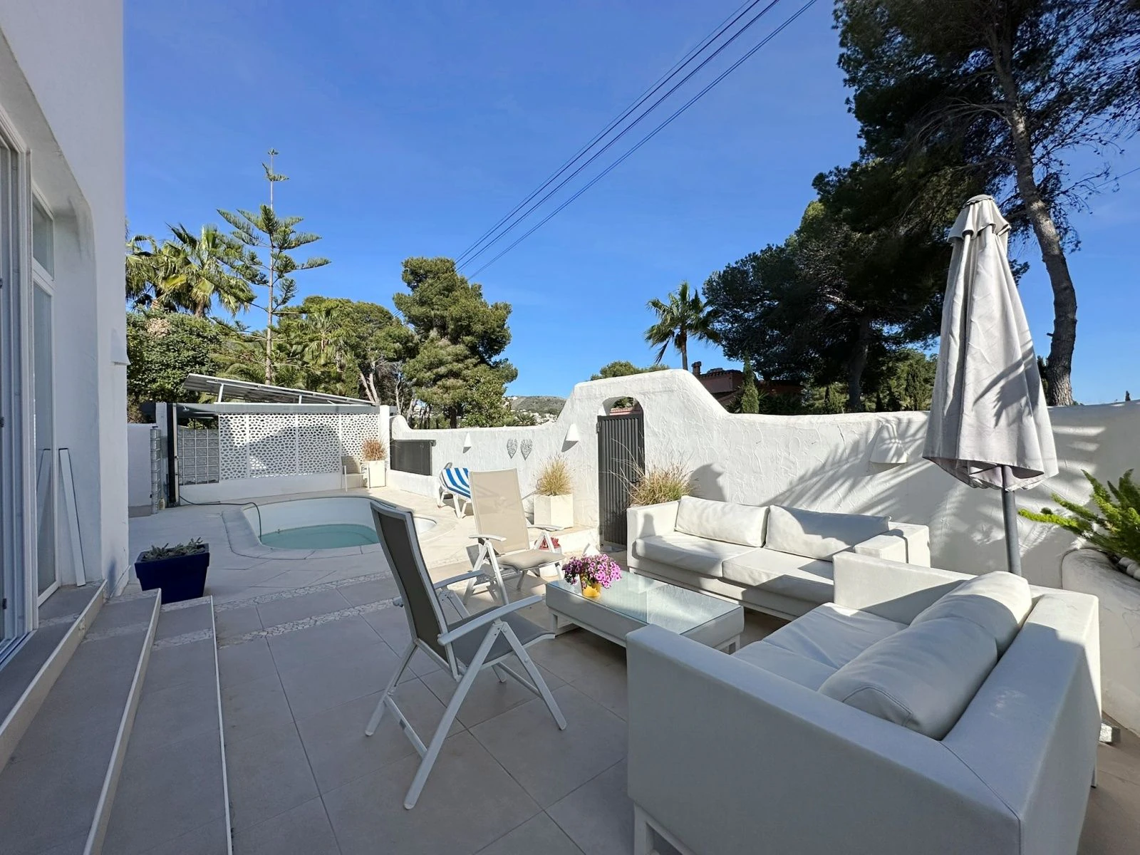 Villa con dos viviendas independientes, bonitas vistas al mar y a un paso de Moraira