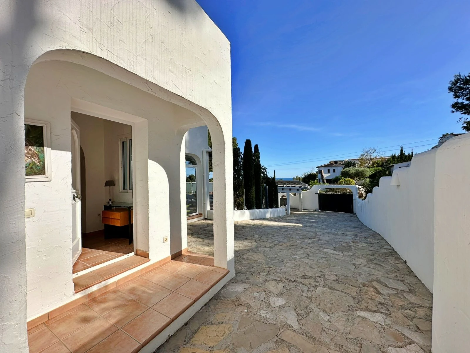 Villa con dos viviendas independientes, bonitas vistas al mar y a un paso de Moraira
