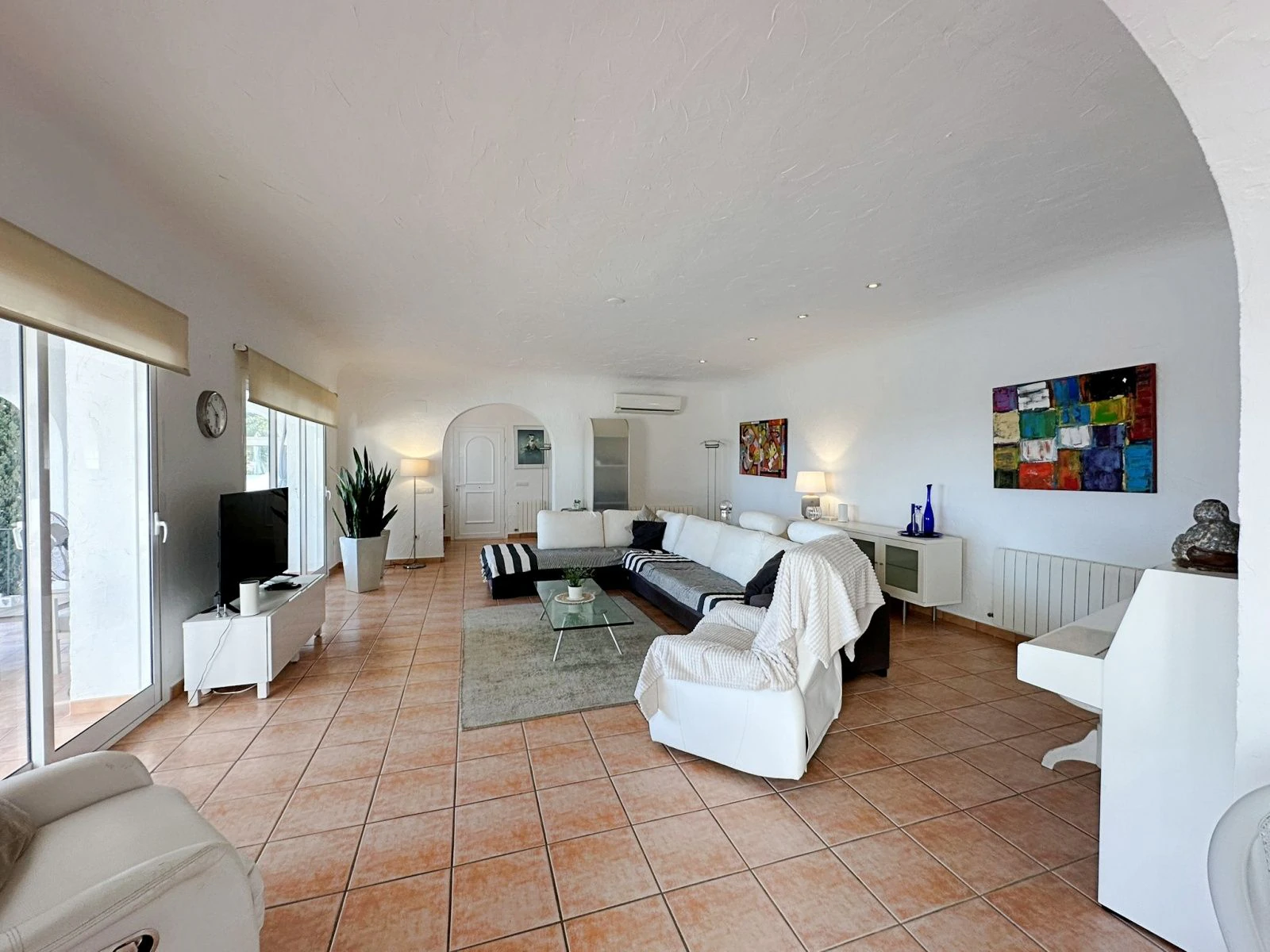 Villa con dos viviendas independientes, bonitas vistas al mar y a un paso de Moraira