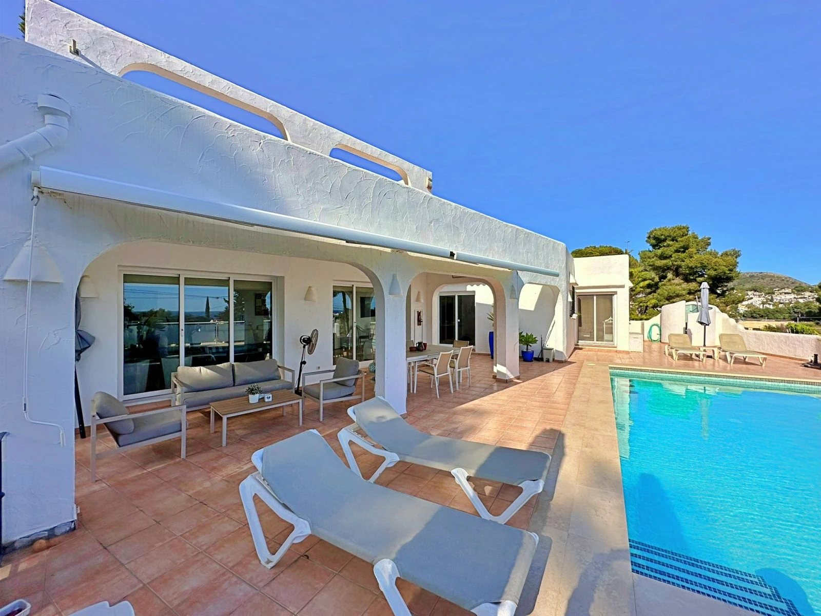 Villa con dos viviendas independientes, bonitas vistas al mar y a un paso de Moraira