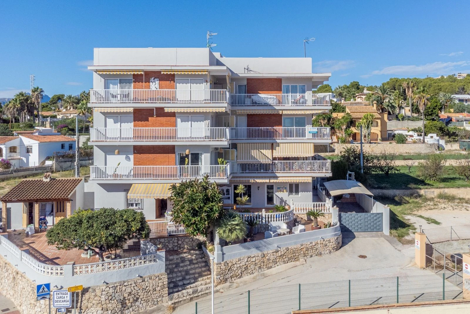 Apartment within walking distance to the beach and with stunning sea views