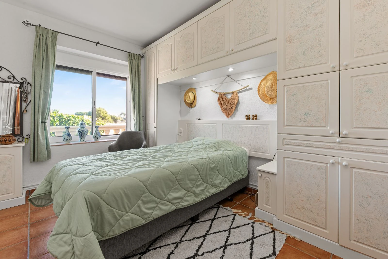 Villa mediterránea con carácter, apartamentos de invitados y estupendas vistas