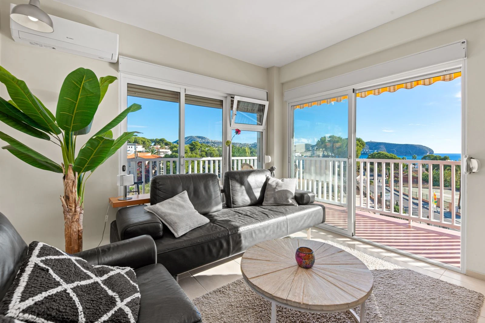 Apartment within walking distance to the beach and with stunning sea views