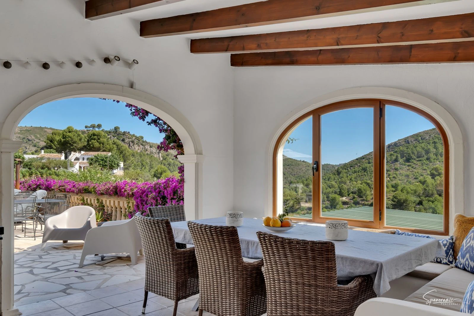 Amplia villa con carácter, piscina y hermoso jardín en Llíber – en el corazón del Valle de Jalón