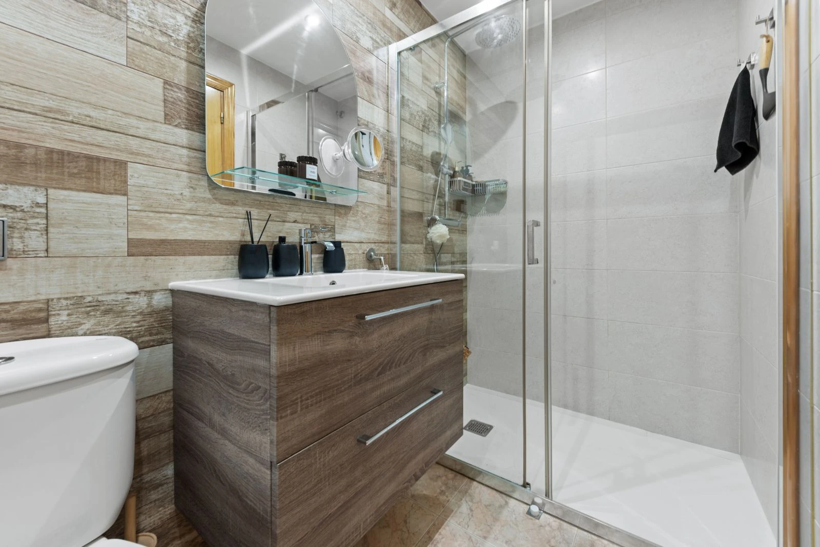 Spacious 3-bedroom apartment near the old town