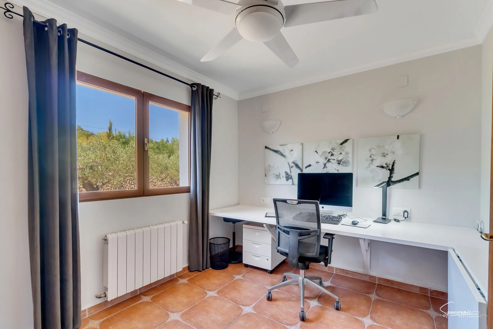 Amplia villa con carácter, piscina y hermoso jardín en Llíber – en el corazón del Valle de Jalón
