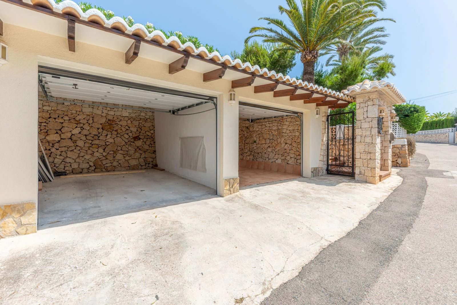 Traditional villa with sea views and a lot of privacy for sale in Jávea.