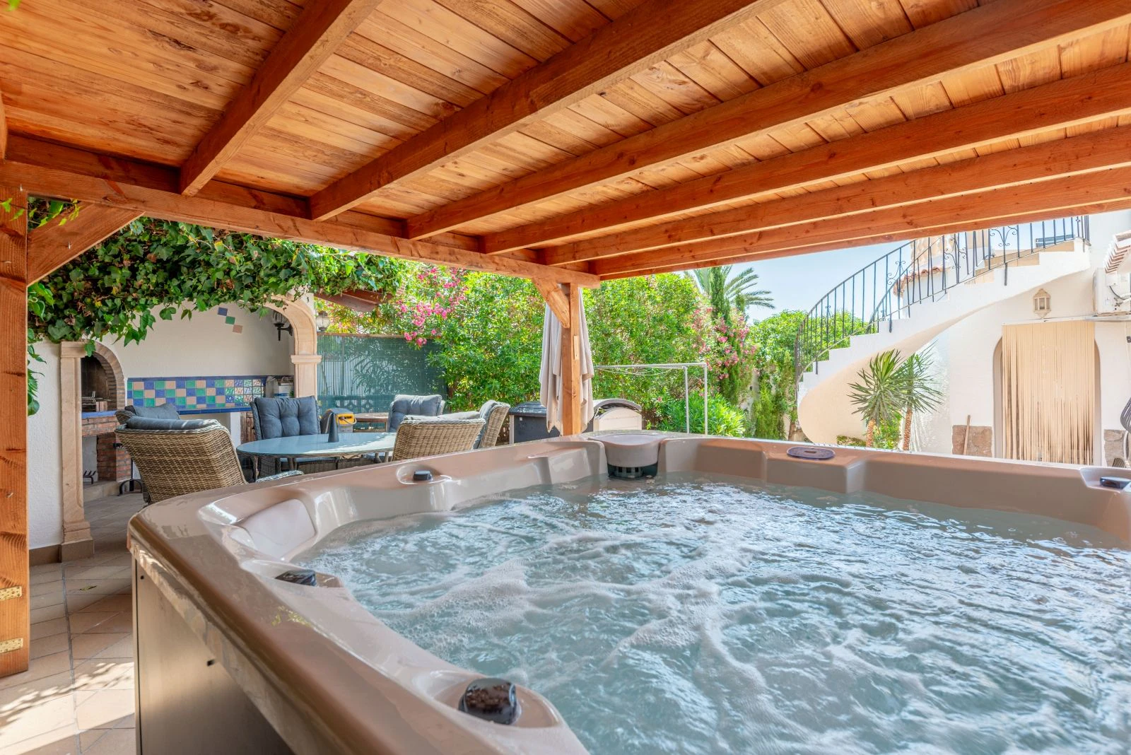 Traditional villa with sea views and a lot of privacy for sale in Jávea.