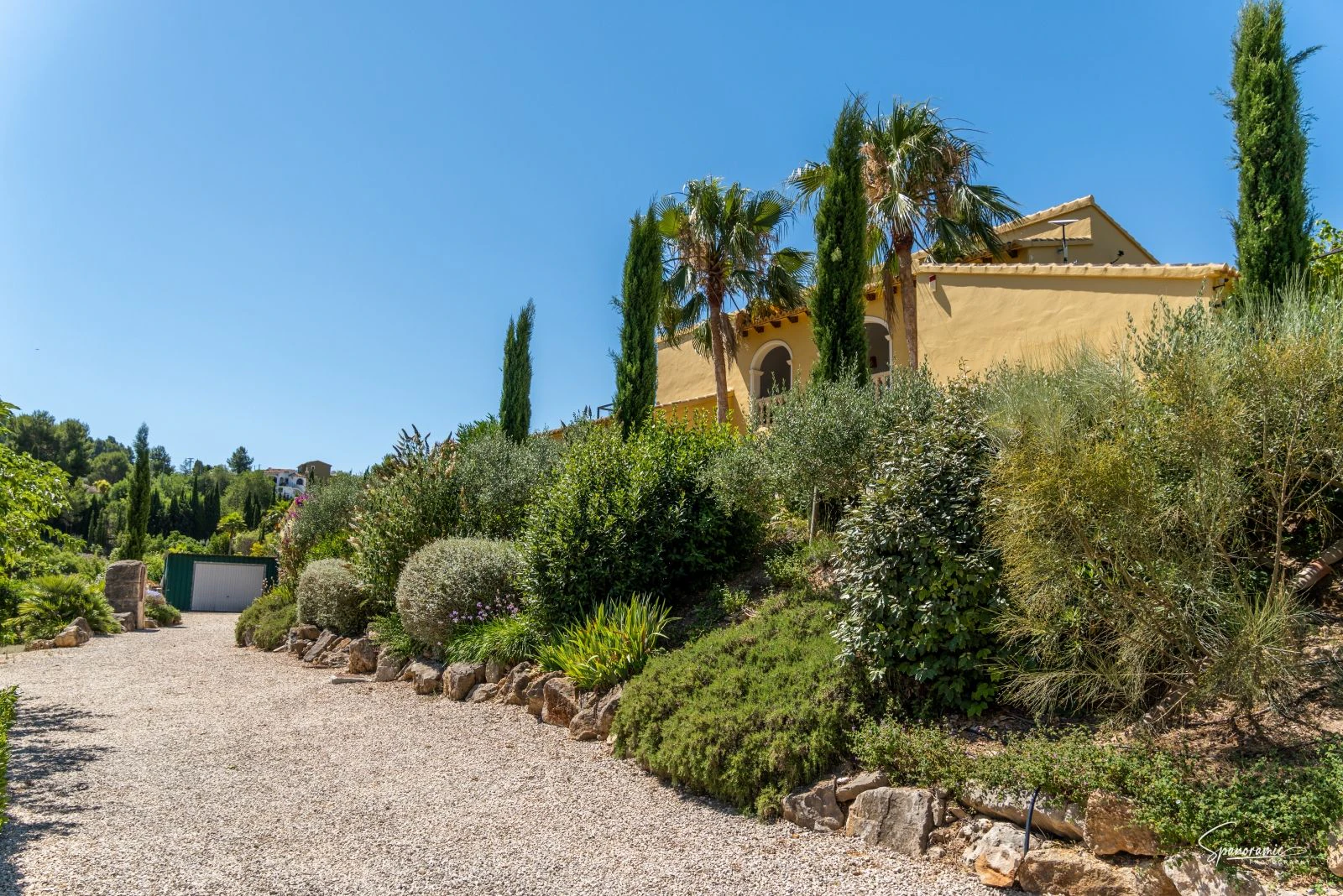 Amplia villa con carácter, piscina y hermoso jardín en Llíber – en el corazón del Valle de Jalón
