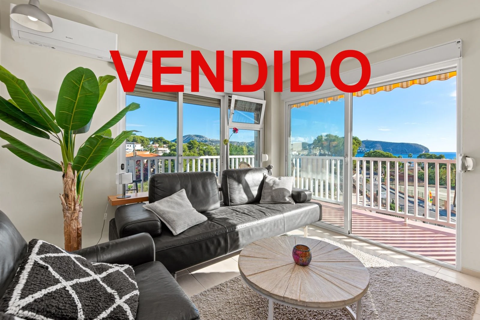 Apartment within walking distance to the beach and with stunning sea views