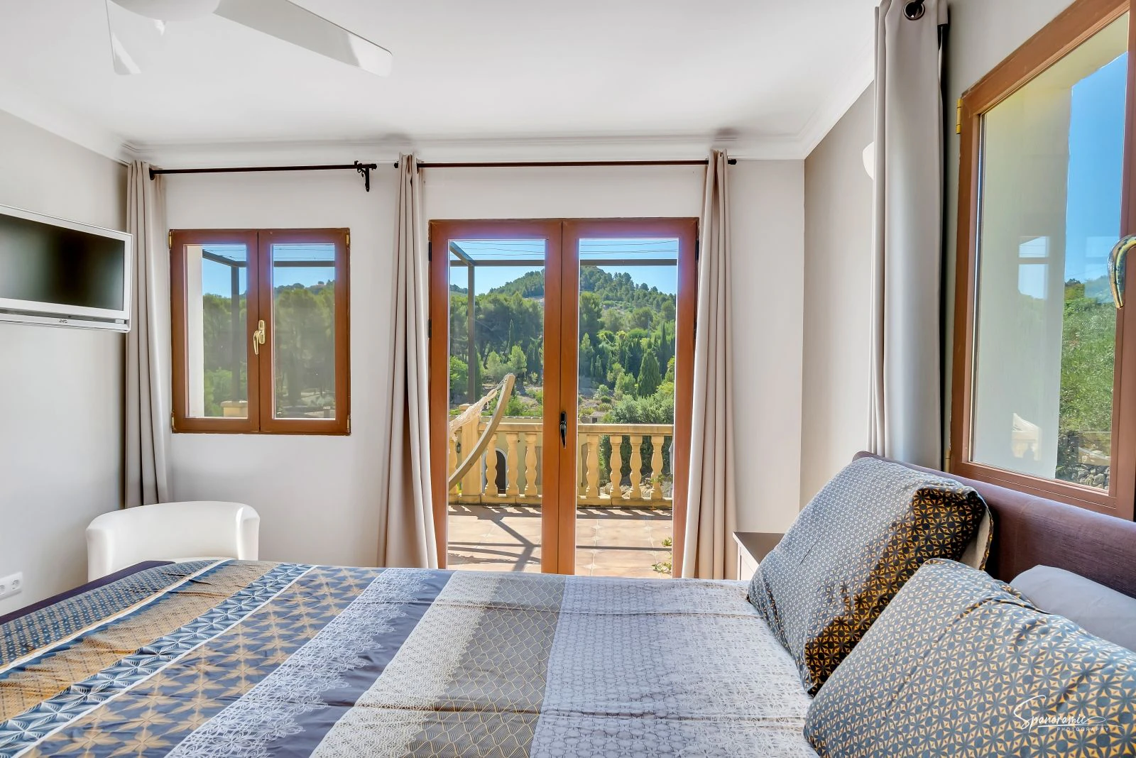 Amplia villa con carácter, piscina y hermoso jardín en Llíber – en el corazón del Valle de Jalón