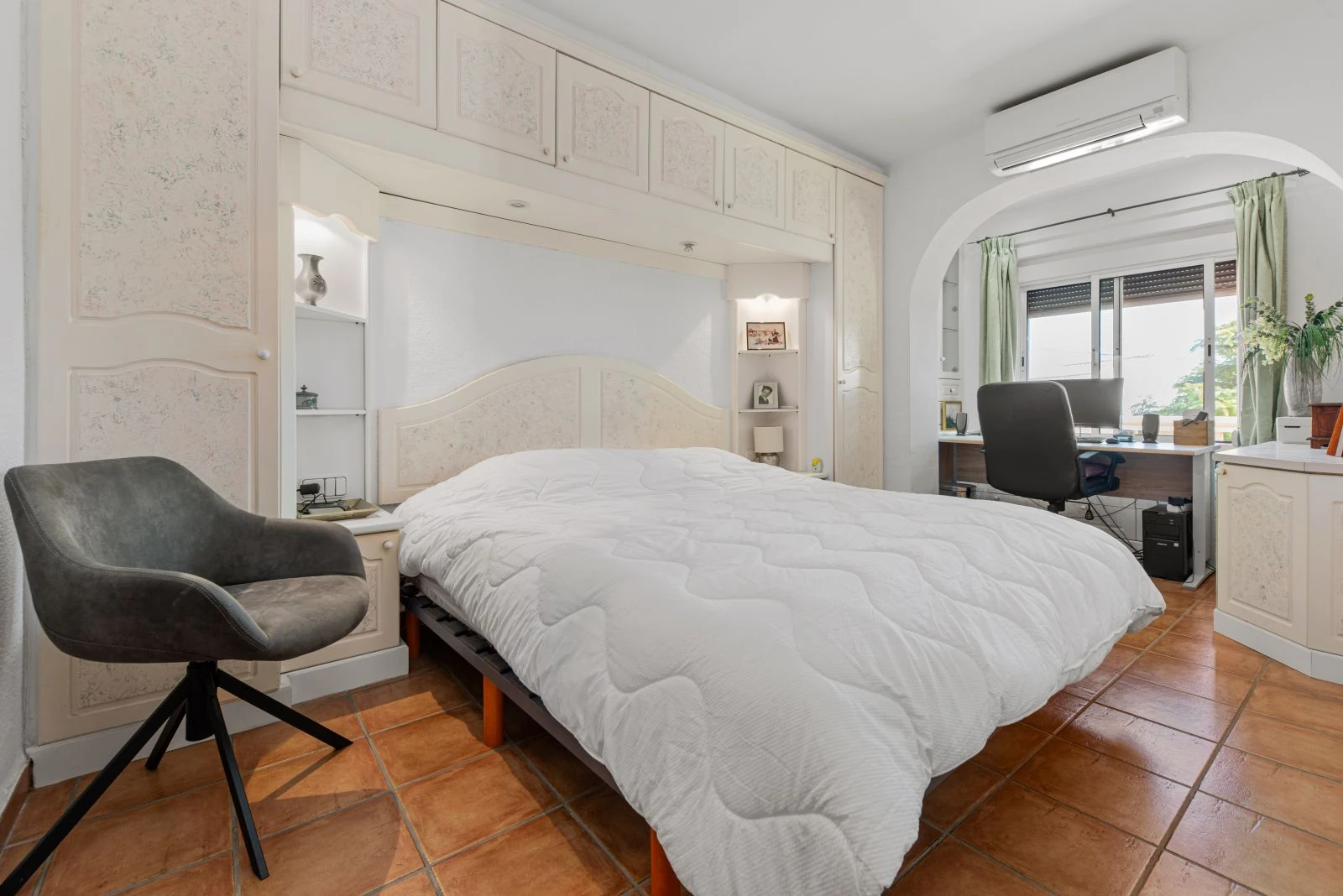 Villa mediterránea con carácter, apartamentos de invitados y estupendas vistas