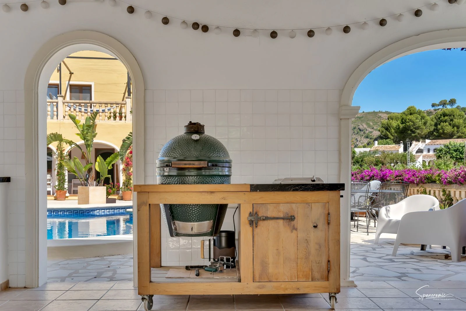 Amplia villa con carácter, piscina y hermoso jardín en Llíber – en el corazón del Valle de Jalón