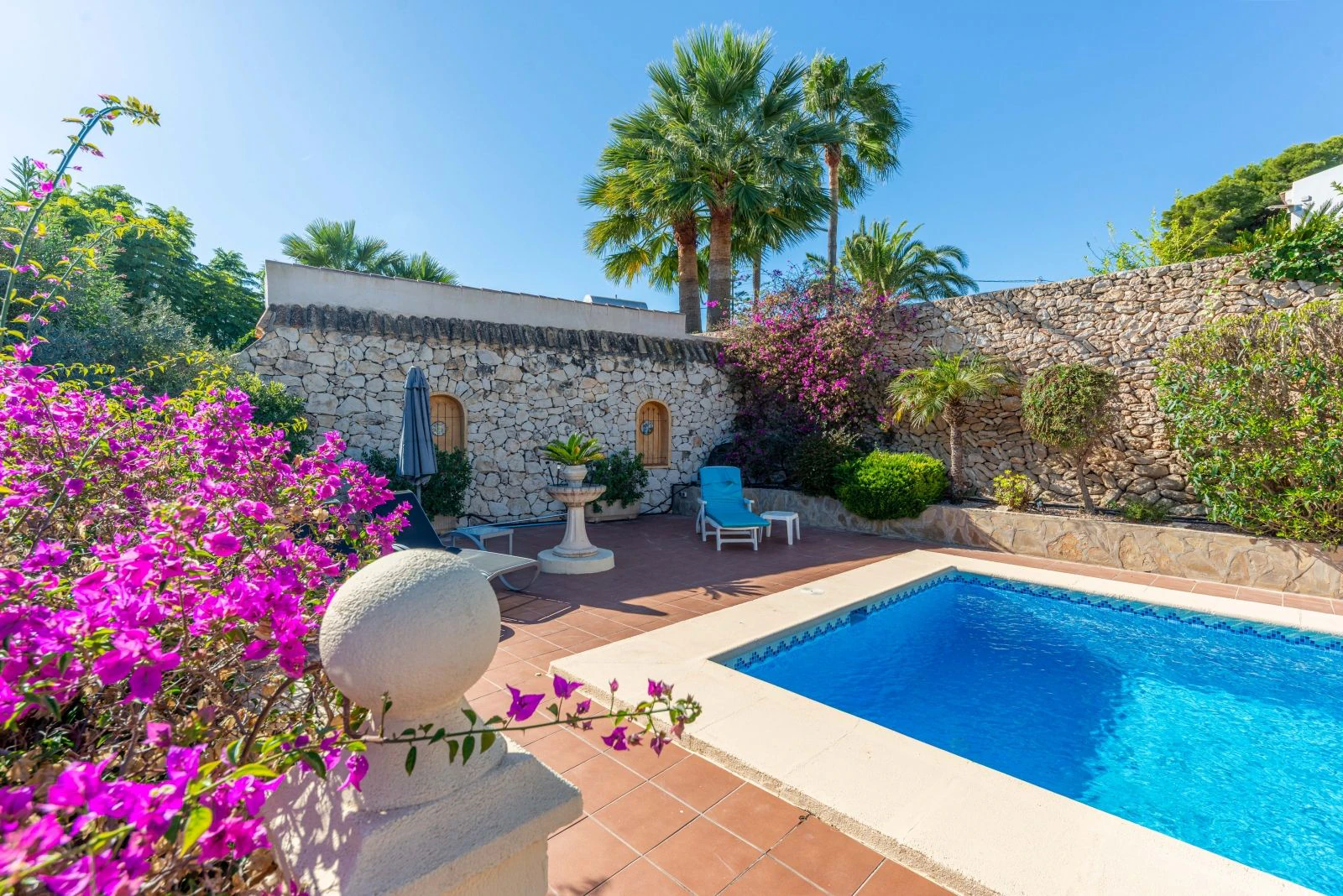 Villa mediterránea con carácter, apartamentos de invitados y estupendas vistas