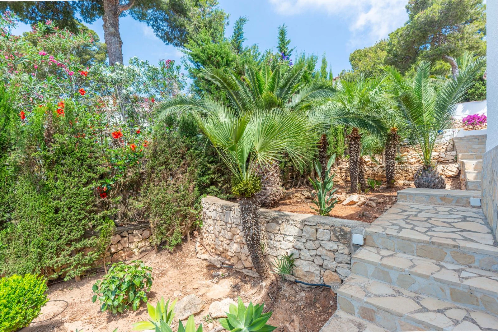 Traditional villa with sea views and a lot of privacy for sale in Jávea.