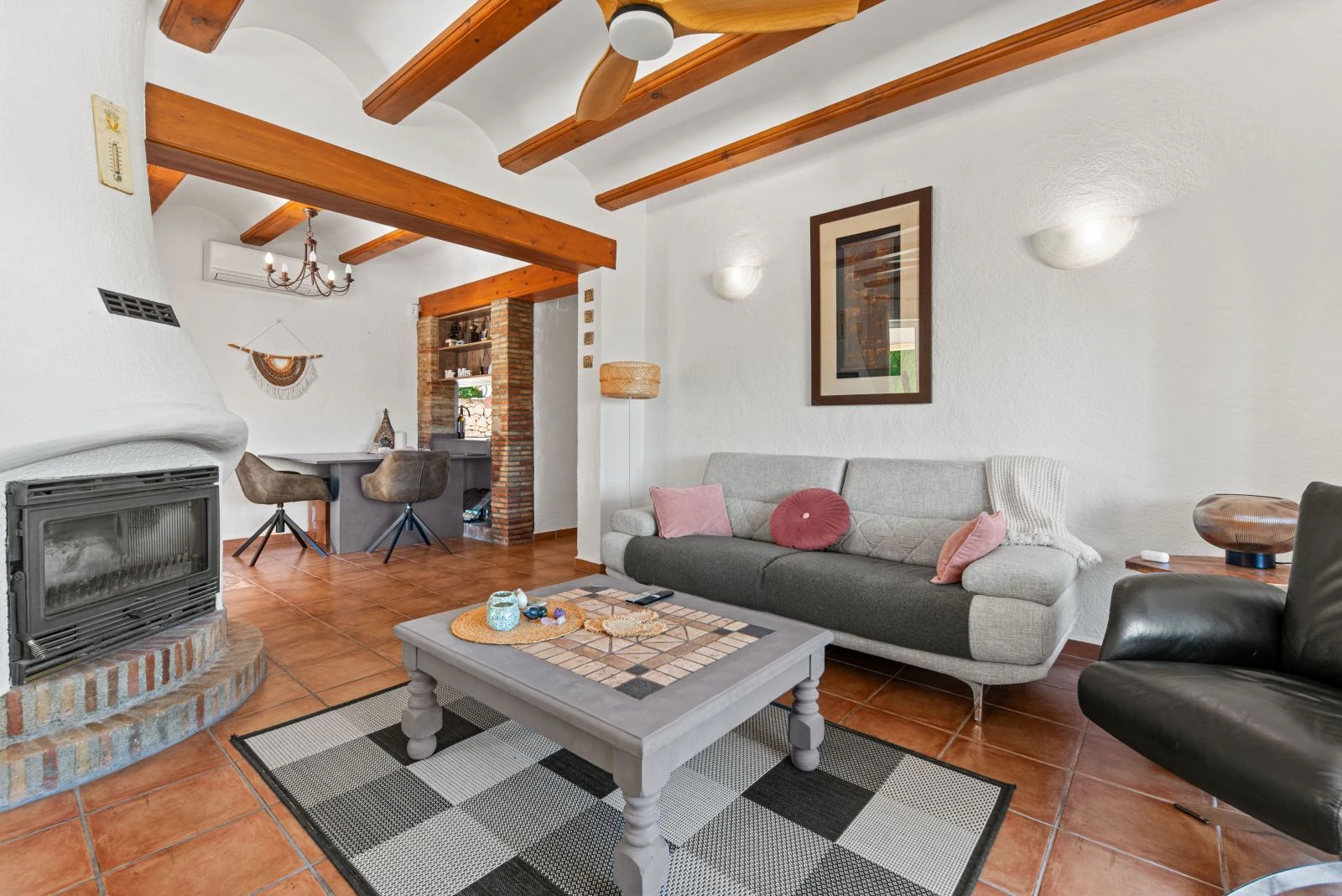 Villa mediterránea con carácter, apartamentos de invitados y estupendas vistas