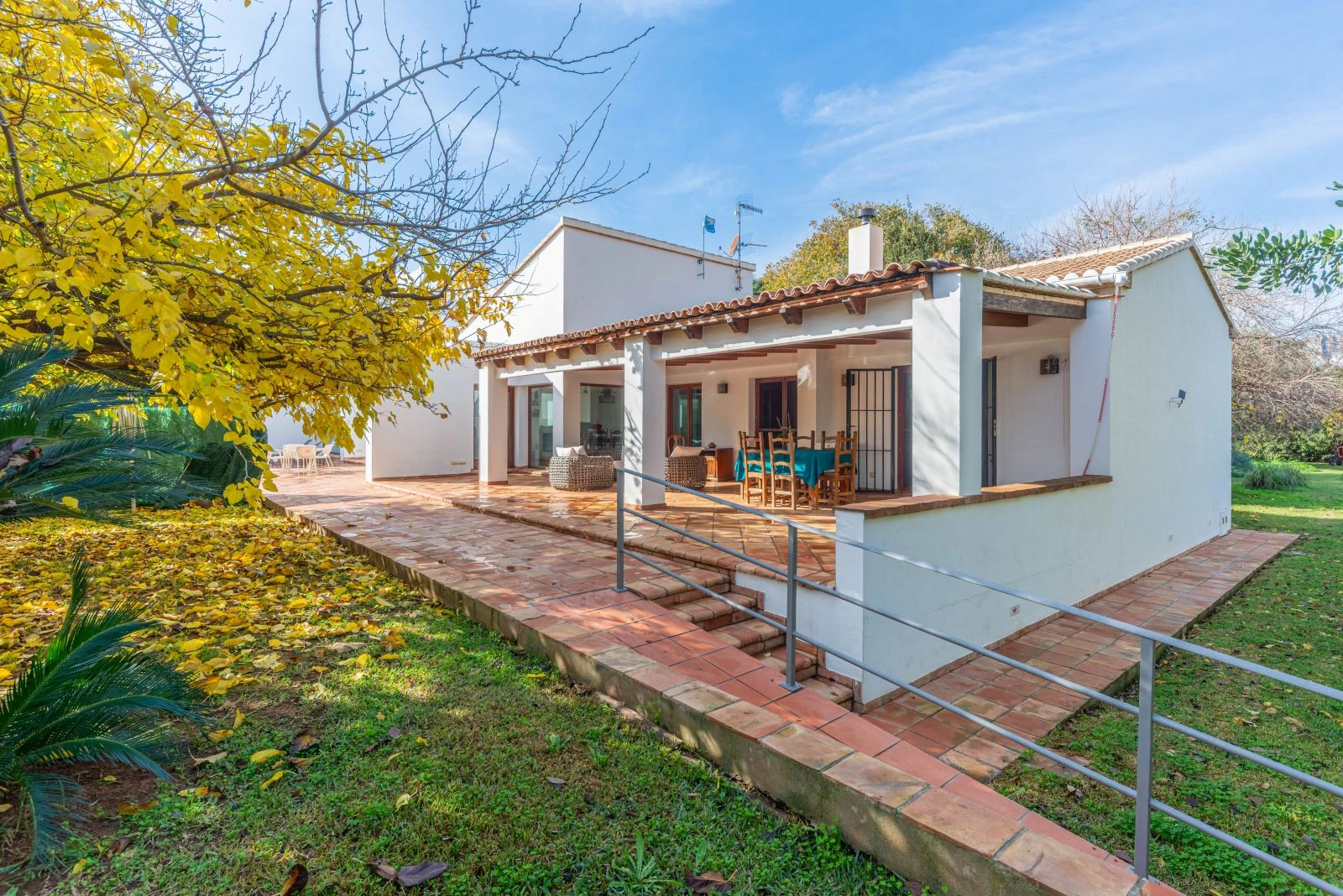 Exclusiva finca rodeada de verde, todo en una sola planta y con total privacidad