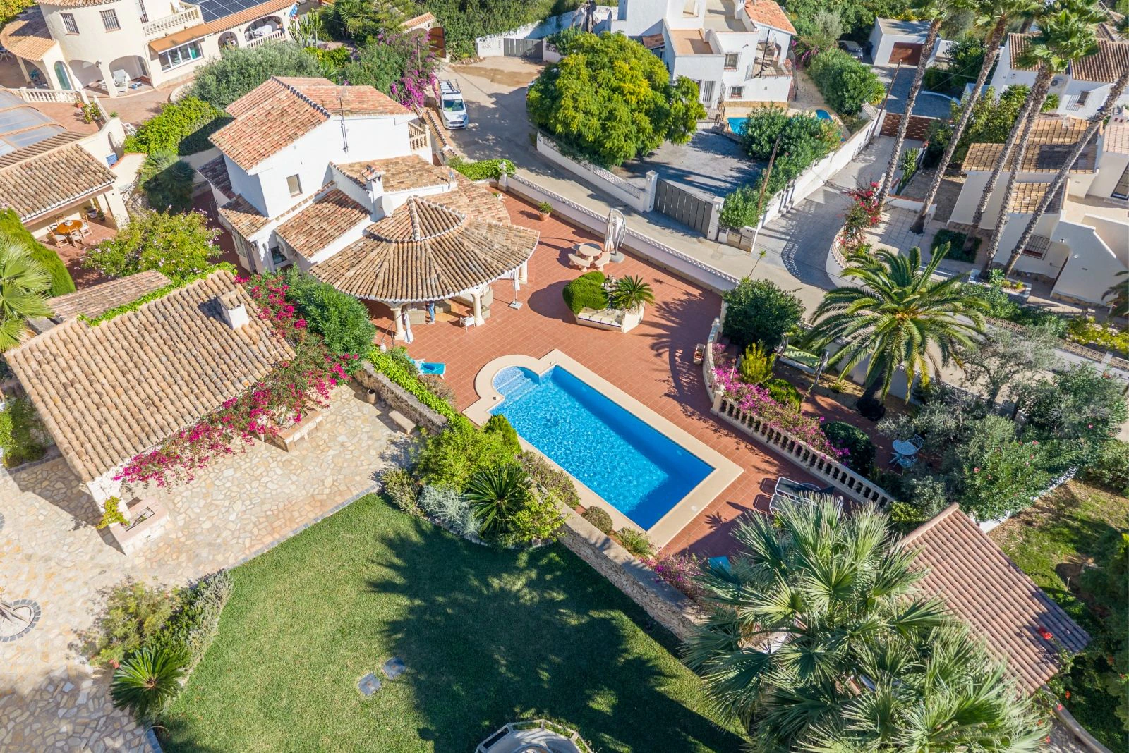 Villa mediterránea con carácter, apartamentos de invitados y estupendas vistas