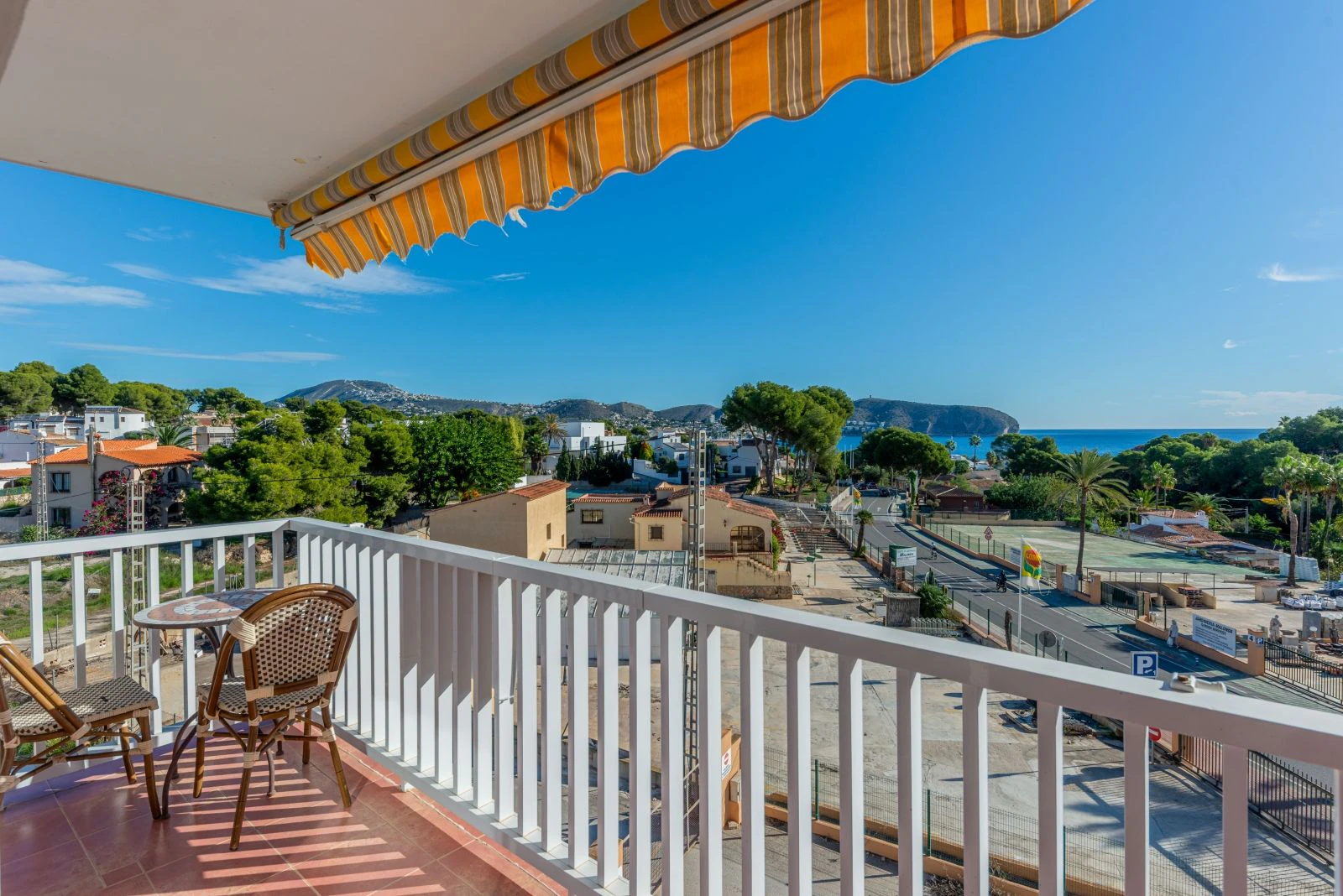 Apartment within walking distance to the beach and with stunning sea views