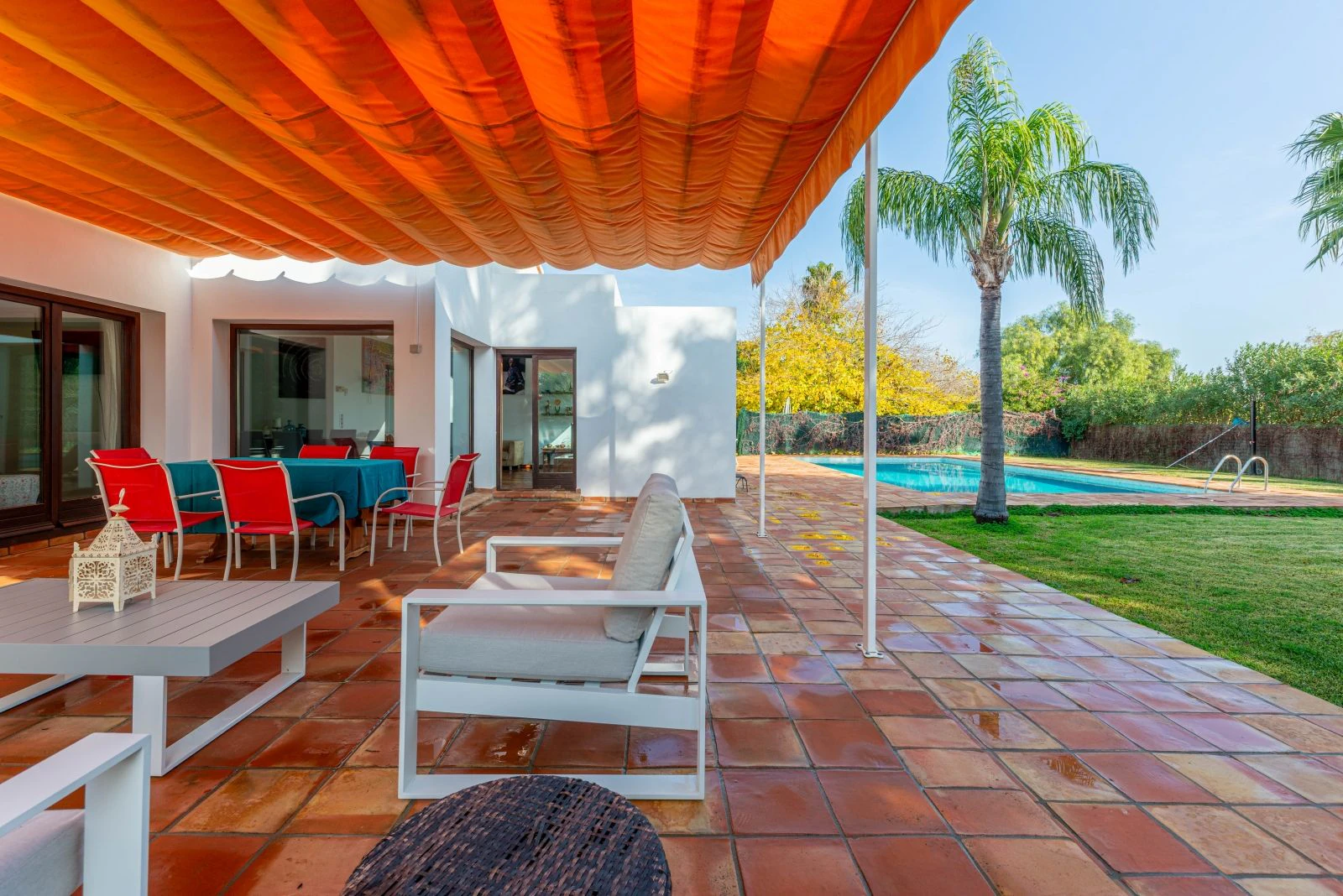 Exclusiva finca rodeada de verde, todo en una sola planta y con total privacidad